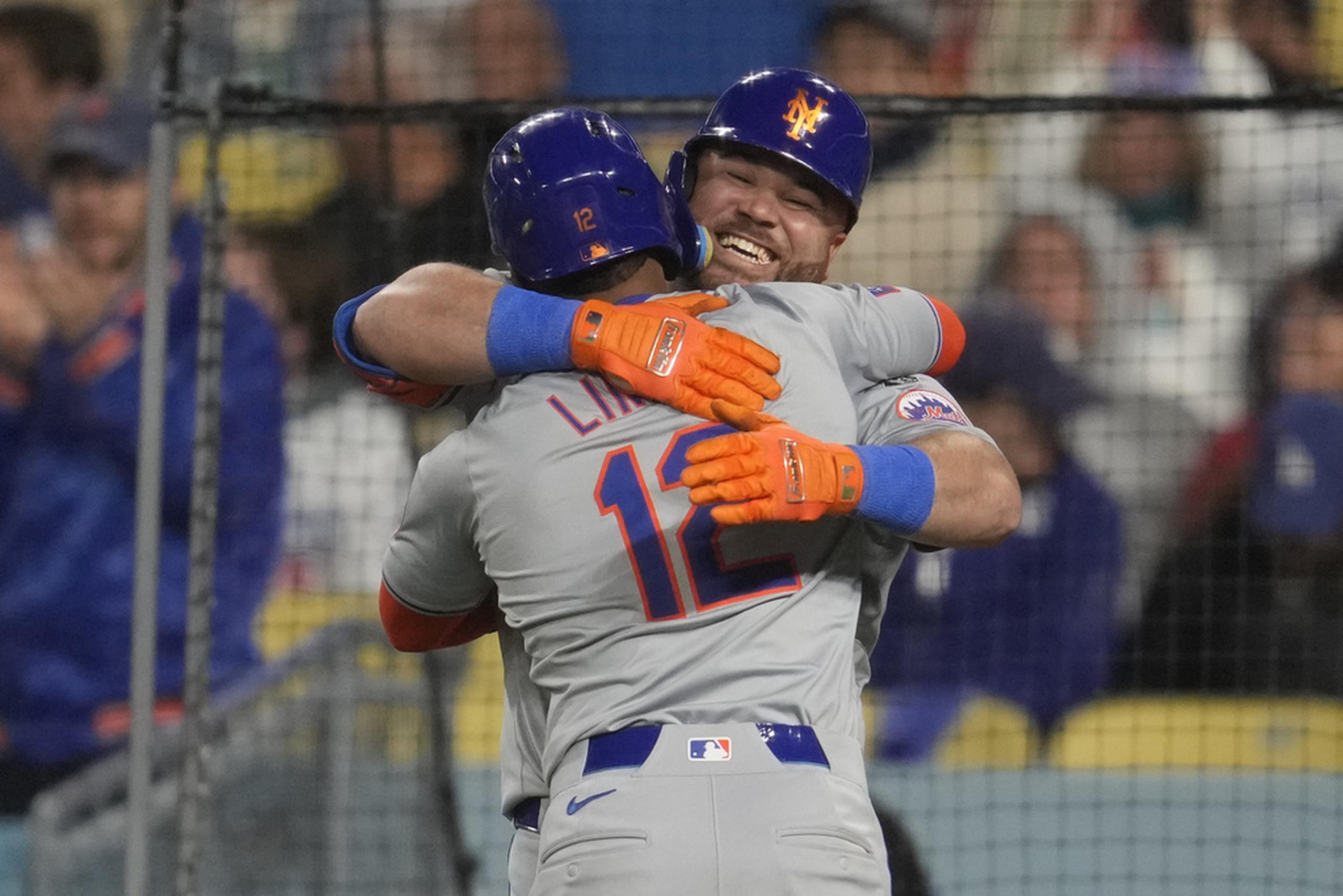 El boricua Francisco Lindor festeja con DJ Stewart, su compañero en los Mets, luego de  conectar un jonrón ante los Dodgers de Los Ángeles.