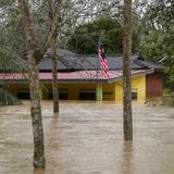 Al menos 3 muertos y casi 35,000 evacuados por inundaciones en Malasia 