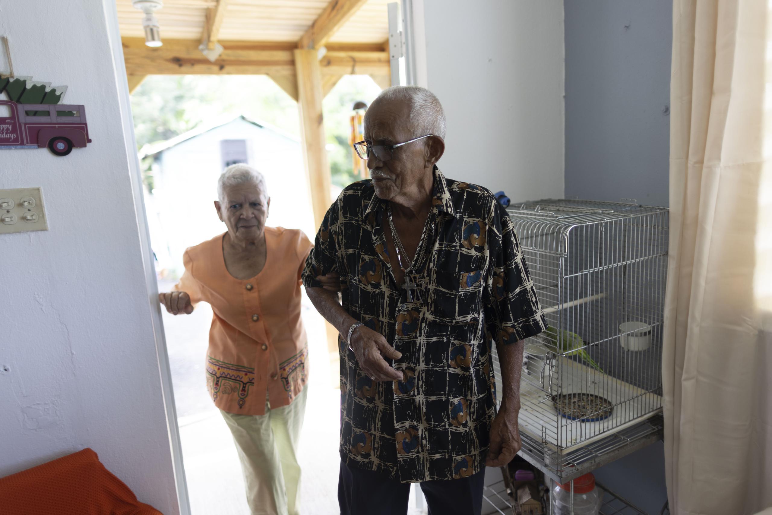 Alberto Ortiz Amador y Jacinta García Rivera entran a su remozado hogar.