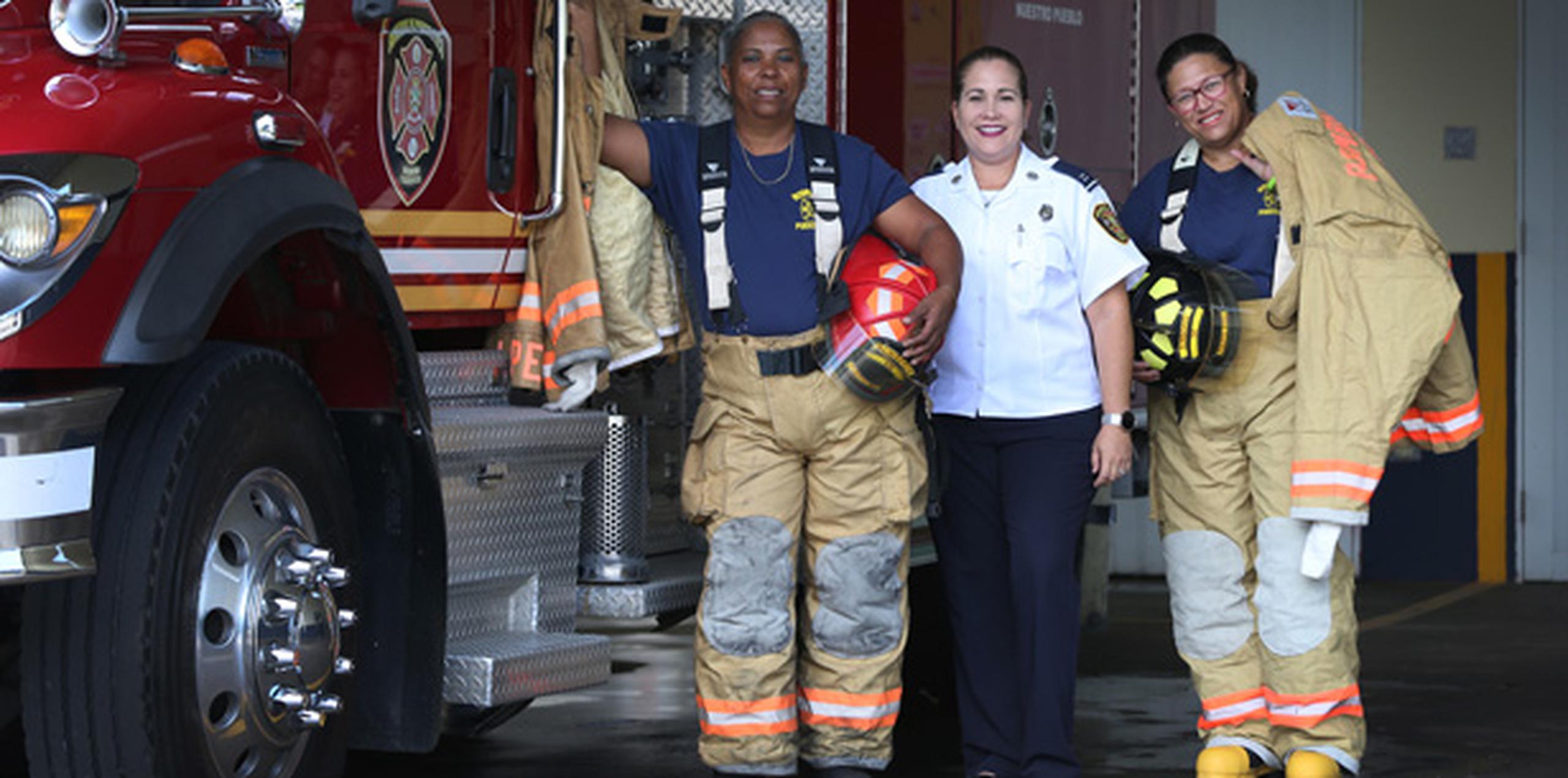 En la foto, desde la izquierda, la bombera María de los Ángeles López, la inspectora Brenda Rodríguez y la bombera Marta Marín.  (juan.martinez@gfrmedia.com)