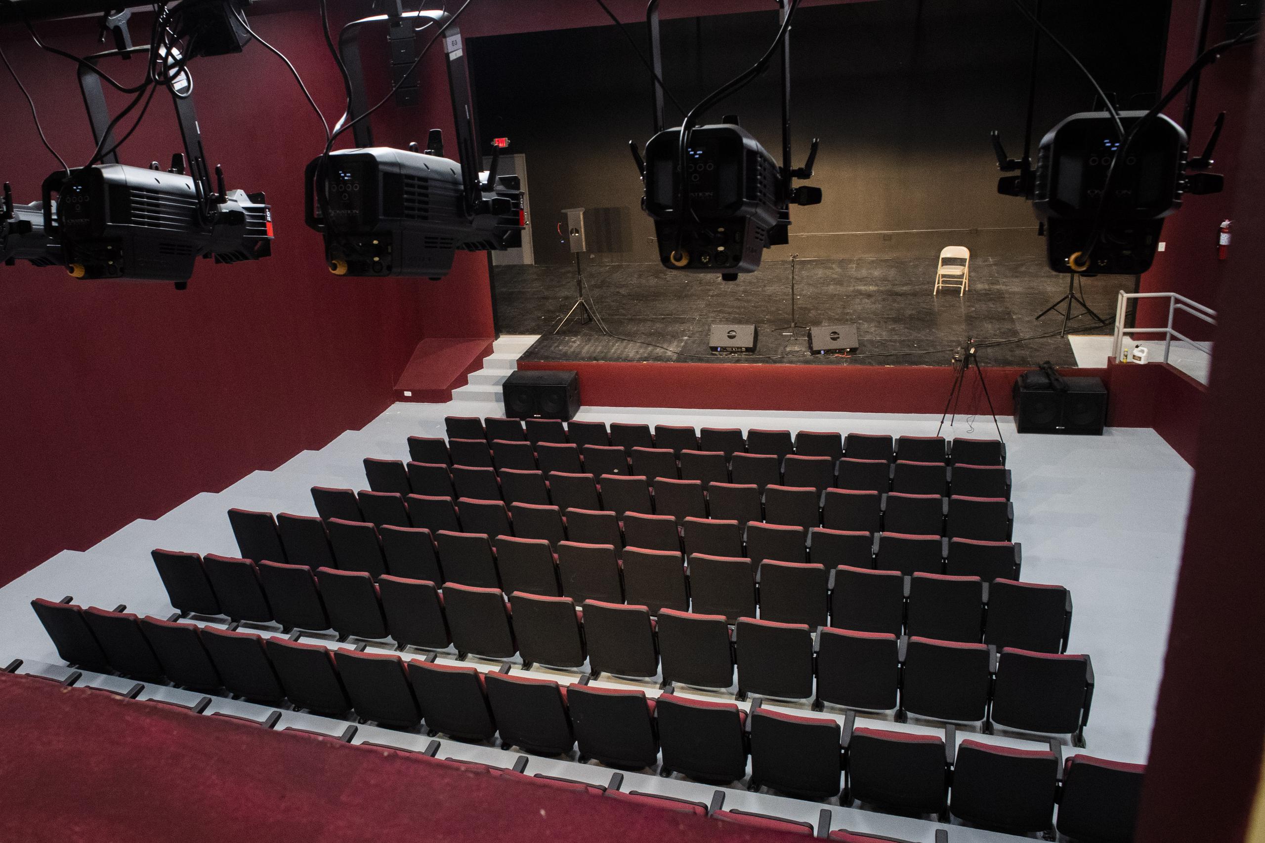 La sala de teatro y cine tiene una capacidad para 135 personas, pero se aumentarán más butacas.