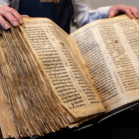 ¡Tiene 1,100 años! Biblia hebrea es vendida por $38 millones