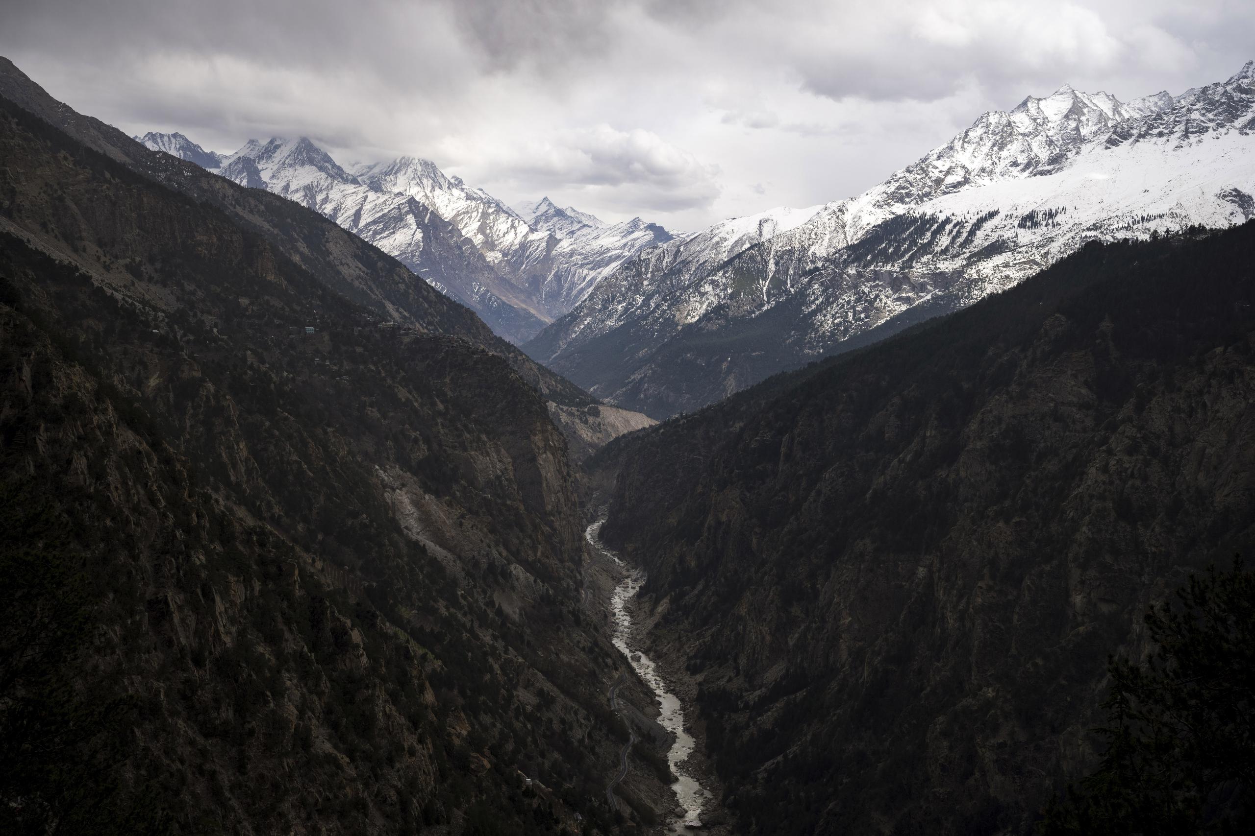 El río Sutlej entre el valle bajo los picos nevados en el distrito de Kinnaur, el 13 de marzo de 2023, en el estado himalayo de Himachal Pradesh, India. (AP Foto/Ashwini Bhatia, Archivo)