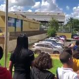 Estudiantes desalojan como parte de simulacro de terremoto