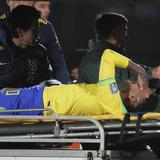 Neymar sale en camilla del partido entre Brasil y Uruguay tras lesión en la rodilla