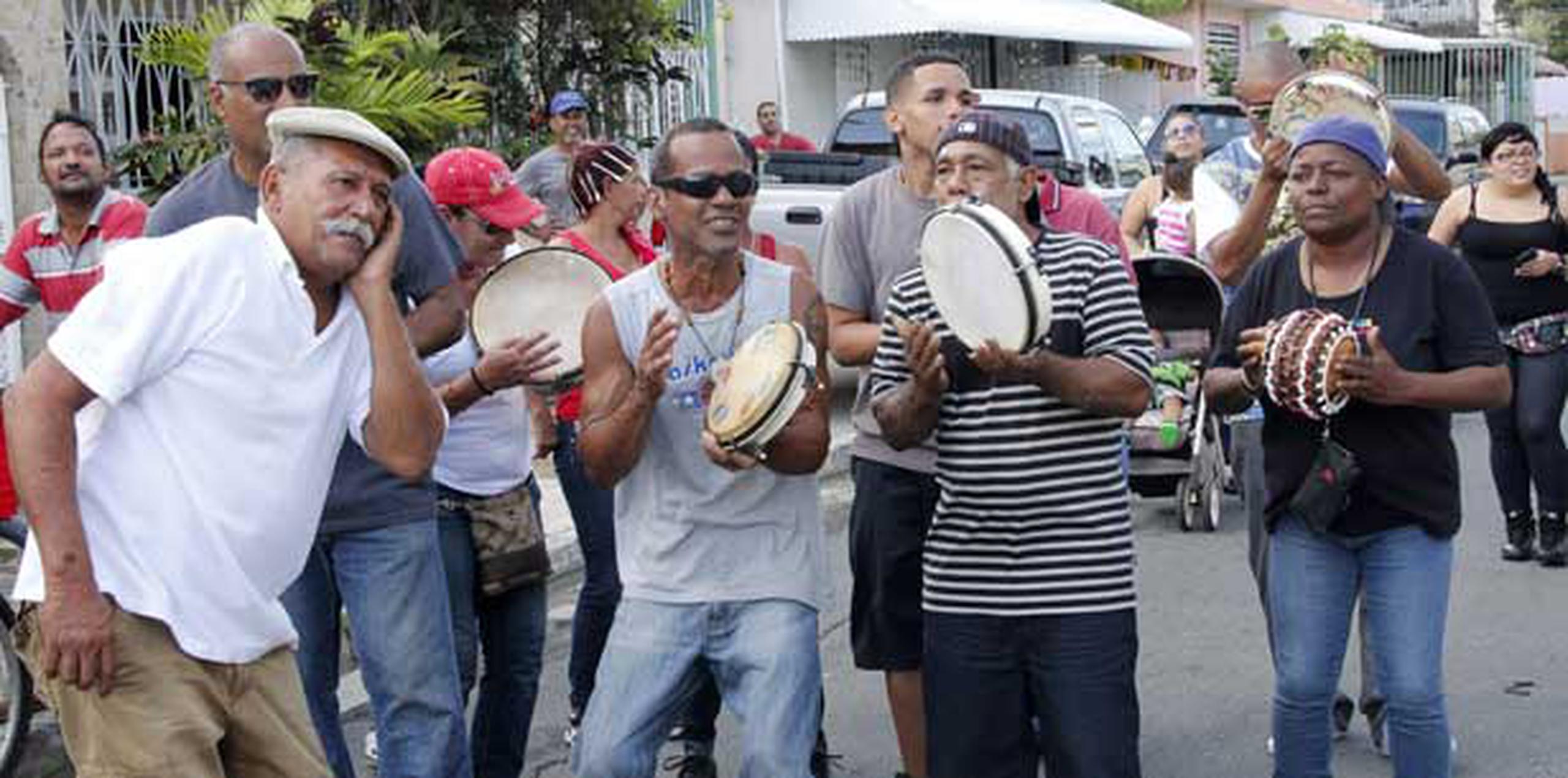 En el barrio Amelia, en Guaynabo, Varios vecinos se reúnen a despedir el año al son de música por las calles de su comunidad. (michelle.estrada@gfrmedia.com)