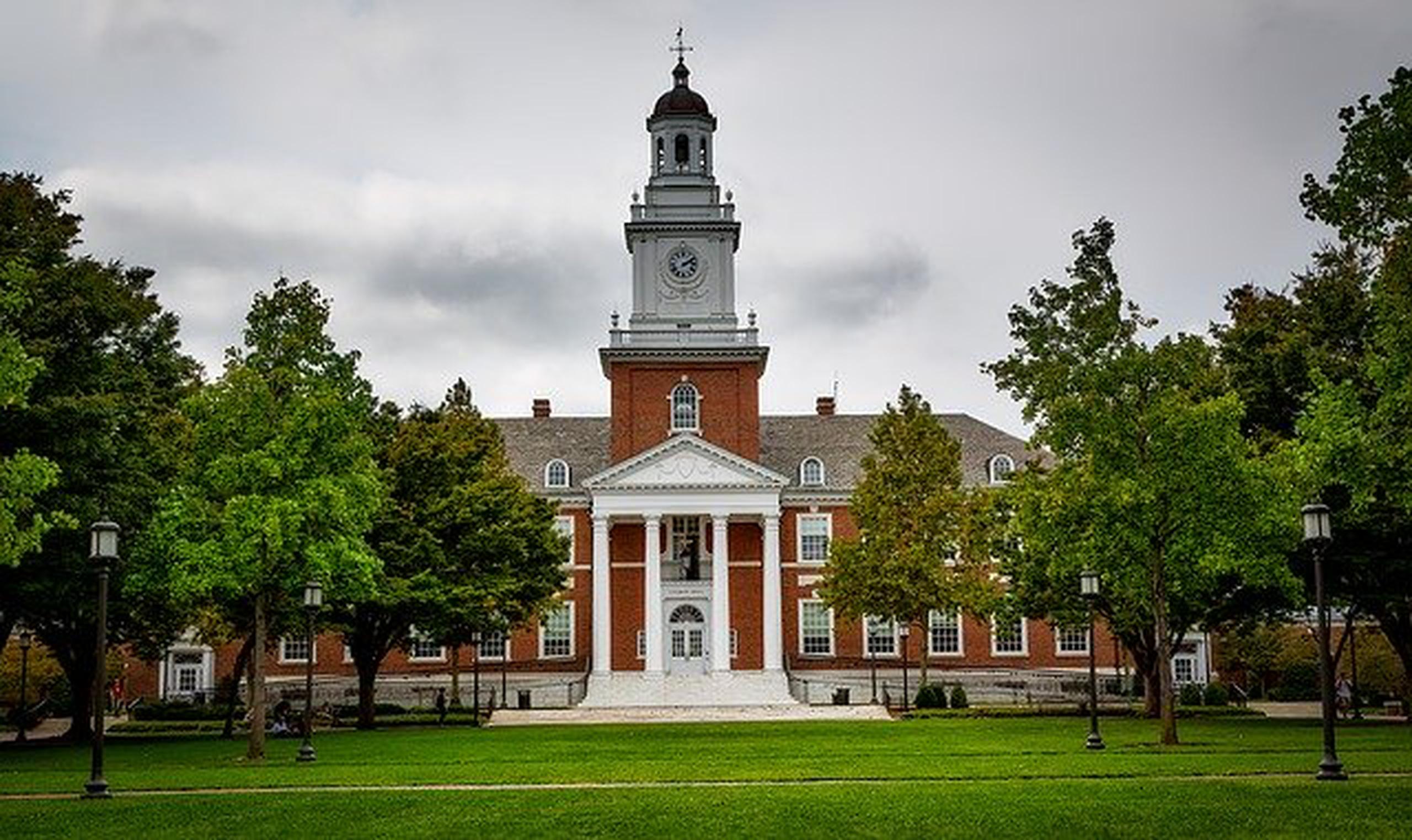 La Universidad Johns Hopkins ubica en Baltimore, Maryland.