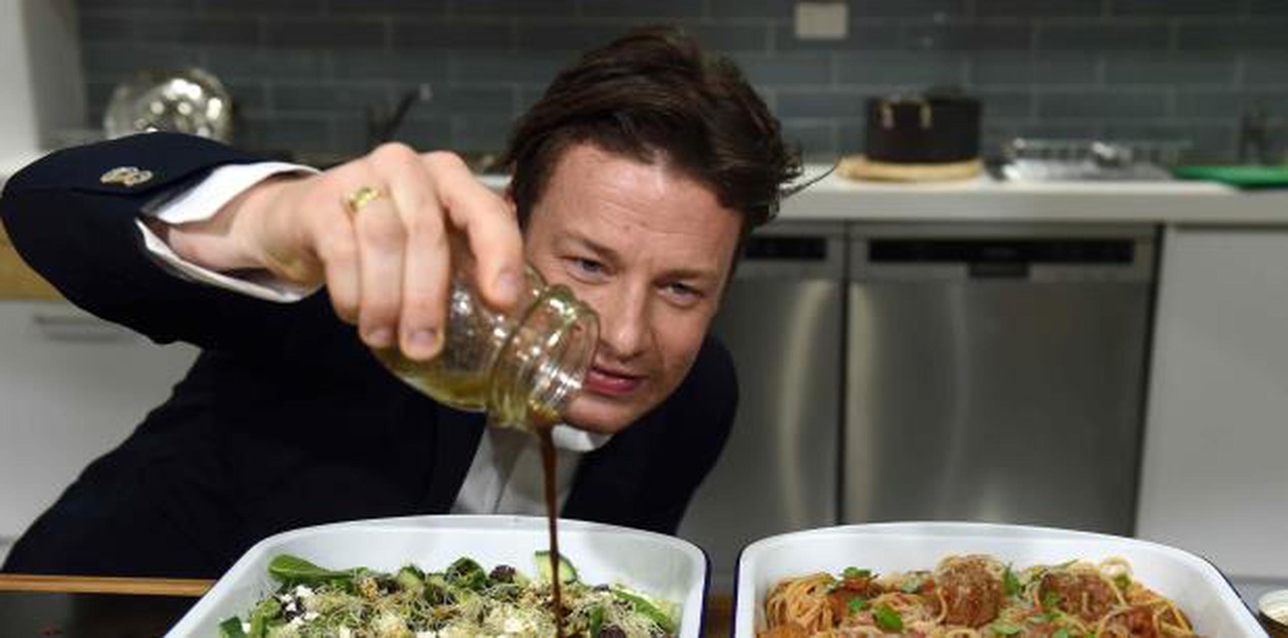 Jamie Oliver se hizo popular en la televisión británica con sus programas de cocina. (EFE / Paul Miller)