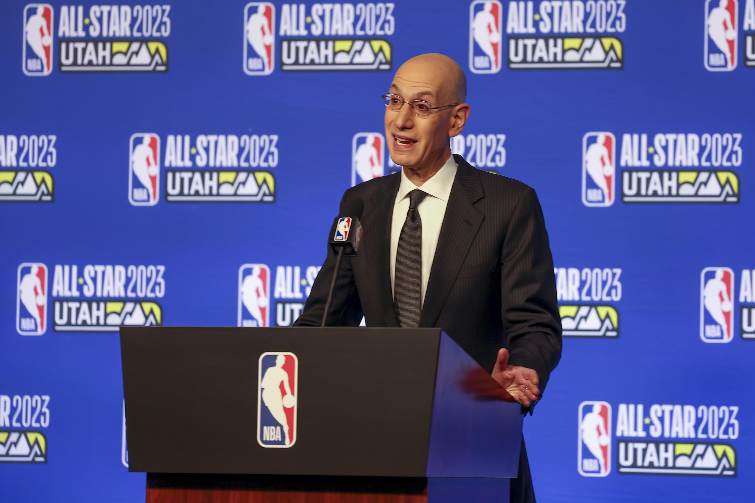 Adam Silver, comisionado de la NBA, realiza expresiones durante una conferencia de prensa efectuada el sábado en Salt Lake City.