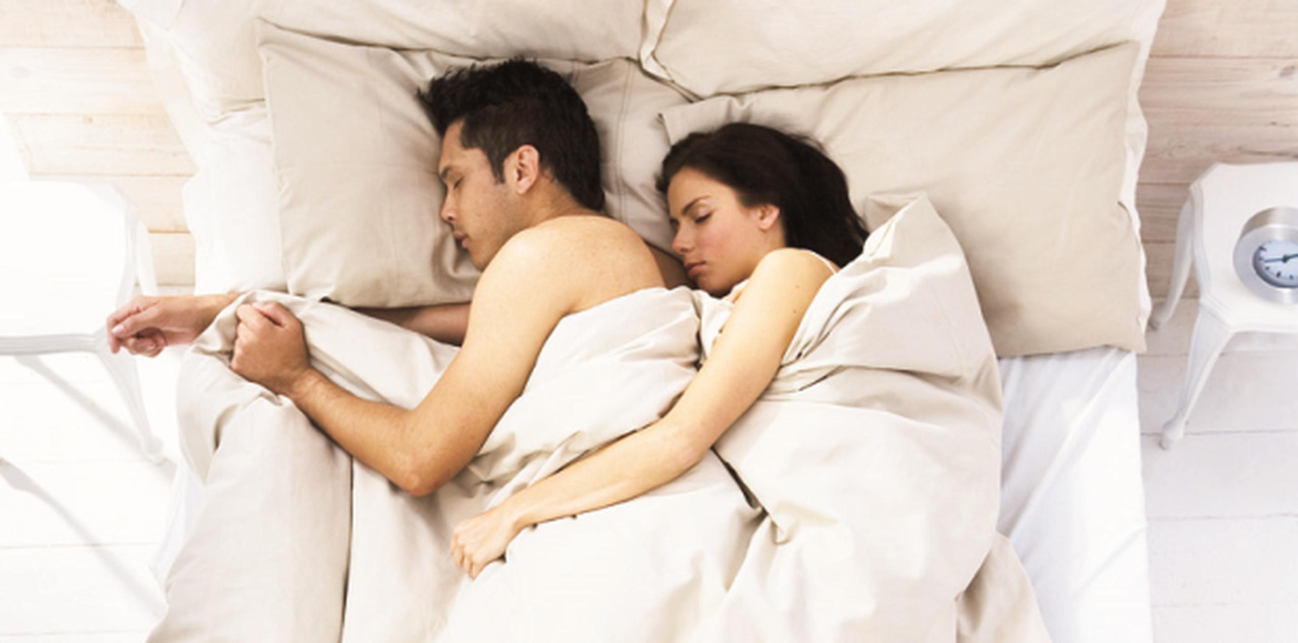 Estudio de la Universidad de Pittsburgh demostró que las mujeres casadas o con pareja estable duermen mejor. (Archivo)