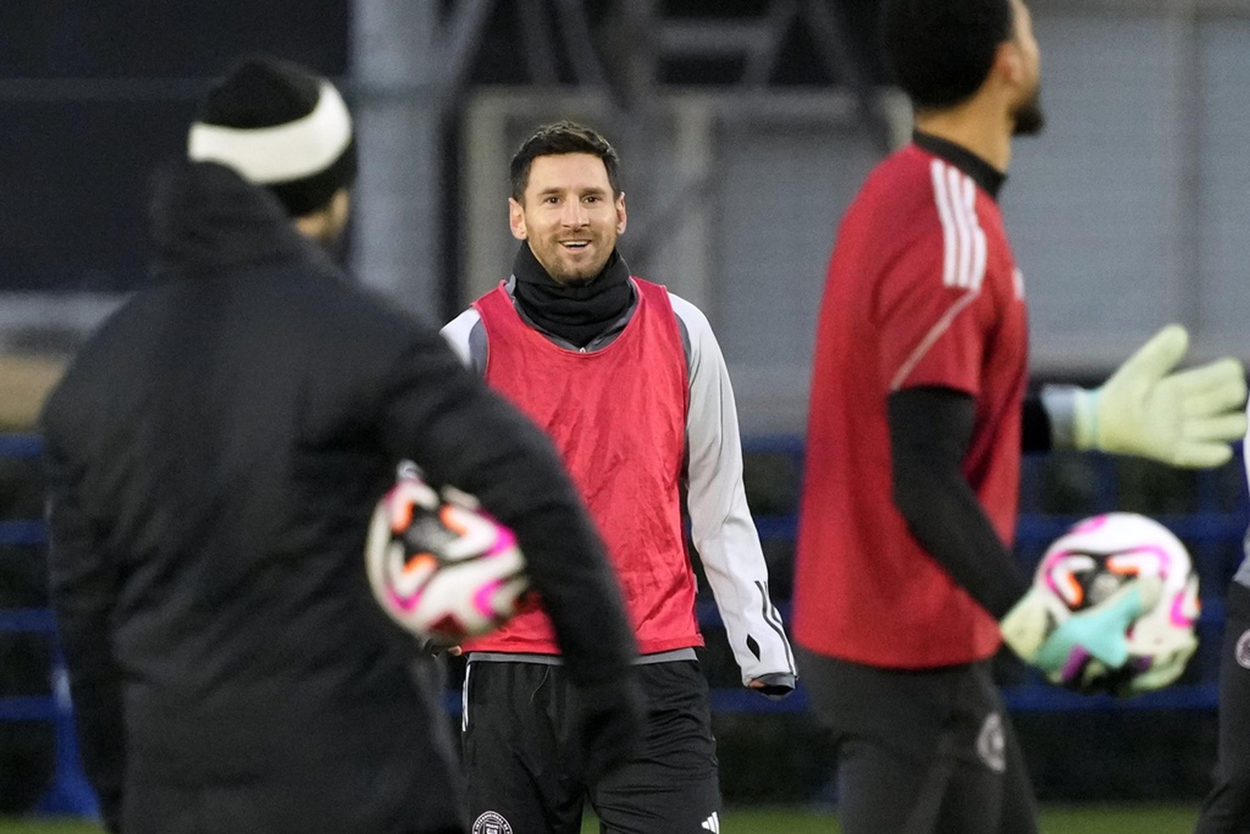 Lionel Messi del Inter Miami sonríe durante la sesión de entrenamiento de su equipo en Chiba, cerca de Tokio.