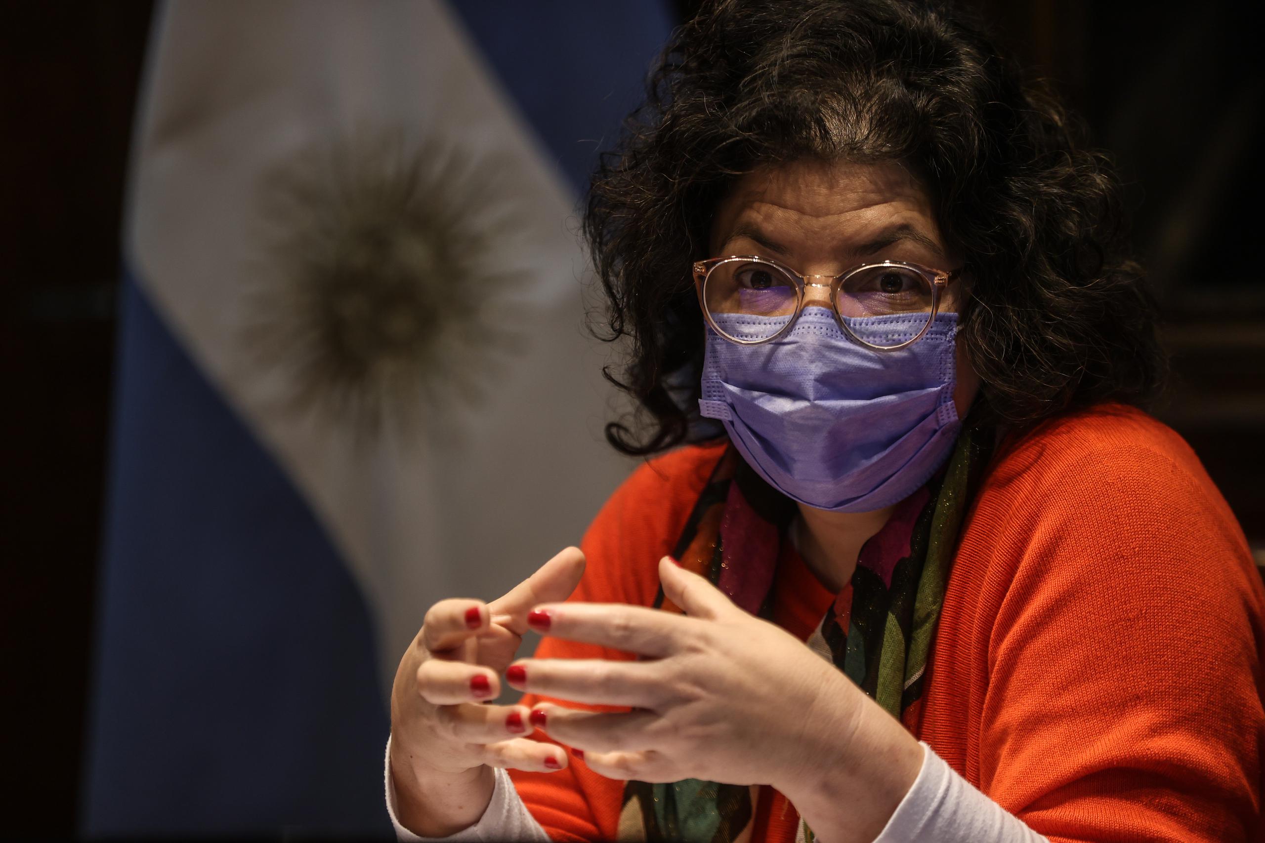 La ministra argentina de Salud, Carla Vizzotti, firmó la resolución en un acto realizado este lunes por cumplirse diez años de la sanción de la ley de Identidad de Género. (EFE/Juan Ignacio Roncoroni)
