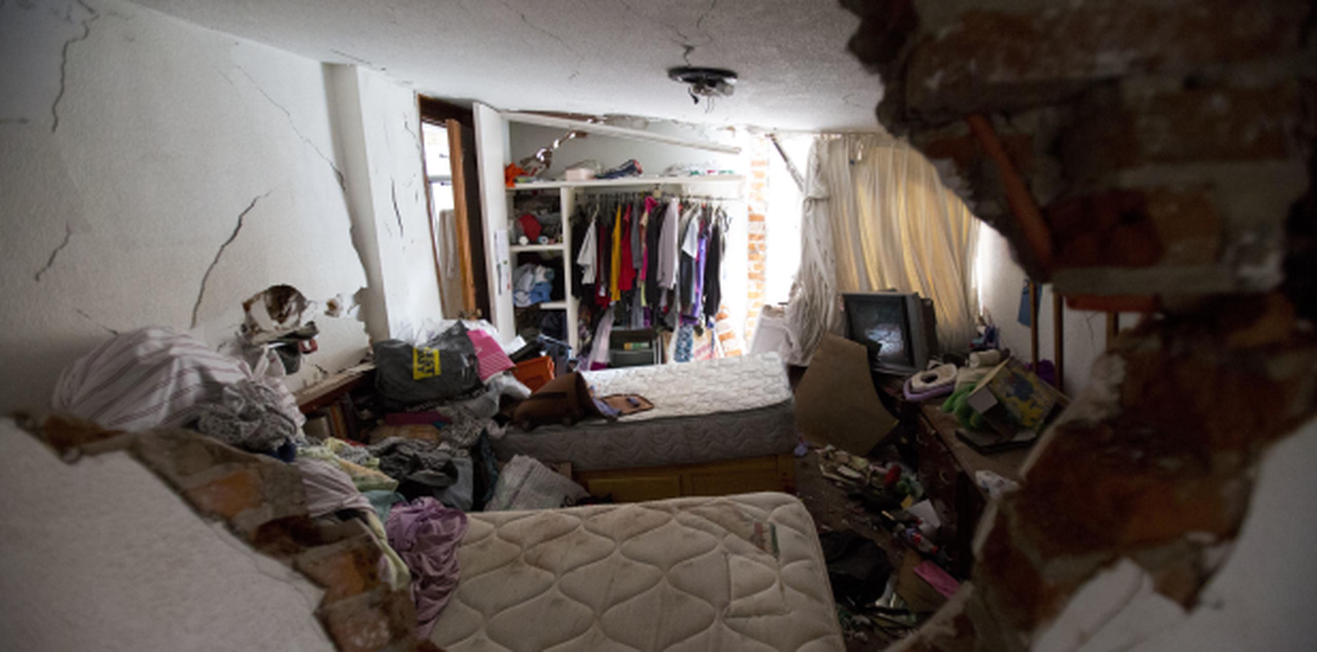 Muchos de los apartamentos dañados por el sismo permanecen abandonados, con las pertenencias de sus propietarios en su interior. (AP/Rebecca Blackwell)