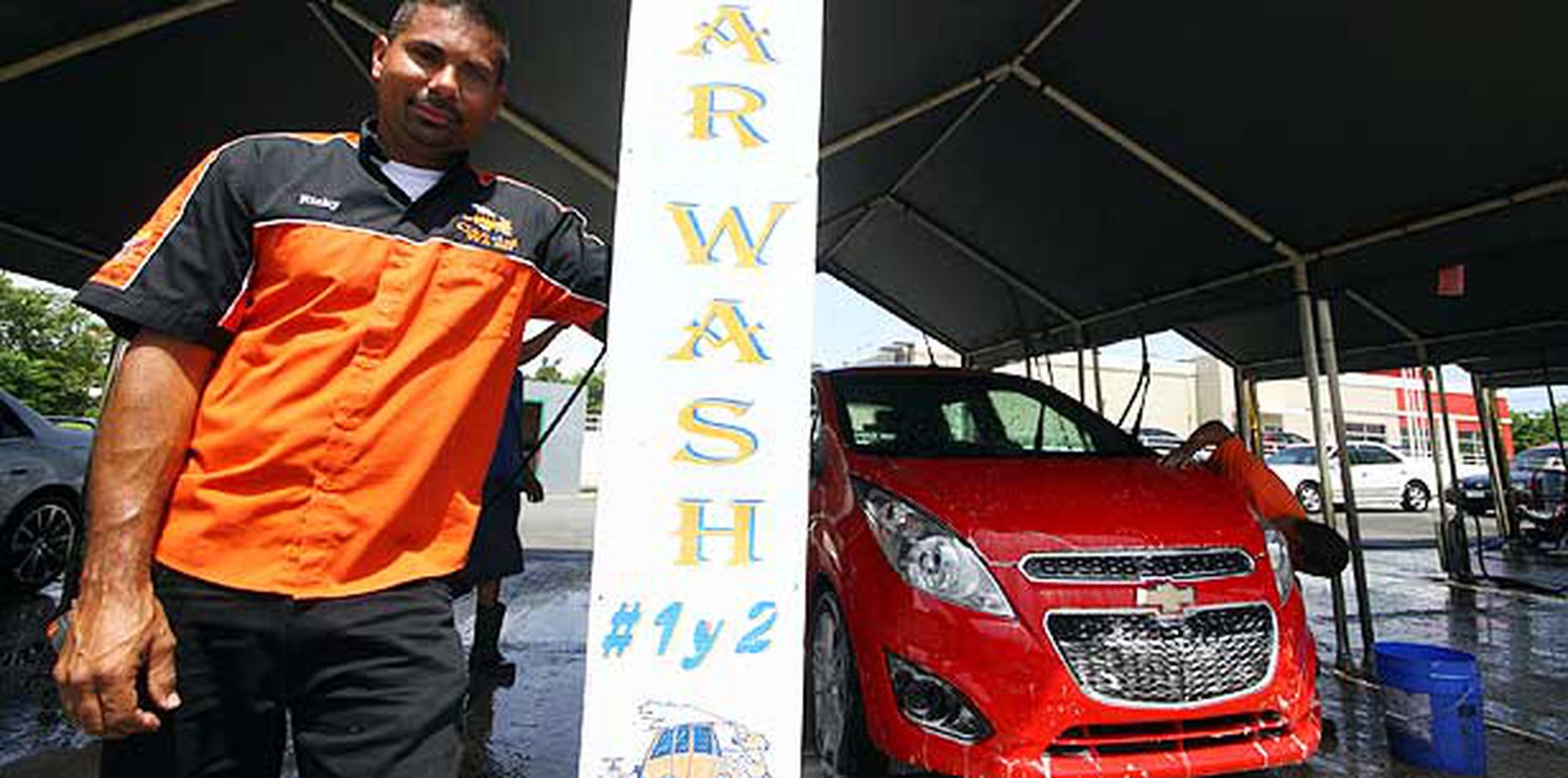 Actualmente Ricardo Marte Robles, propietario de Ricky’s Car Wash, supervisa a 185 empleados en los siete establecimientos que tiene. (GFRMedia/Nelson Reye Faría)