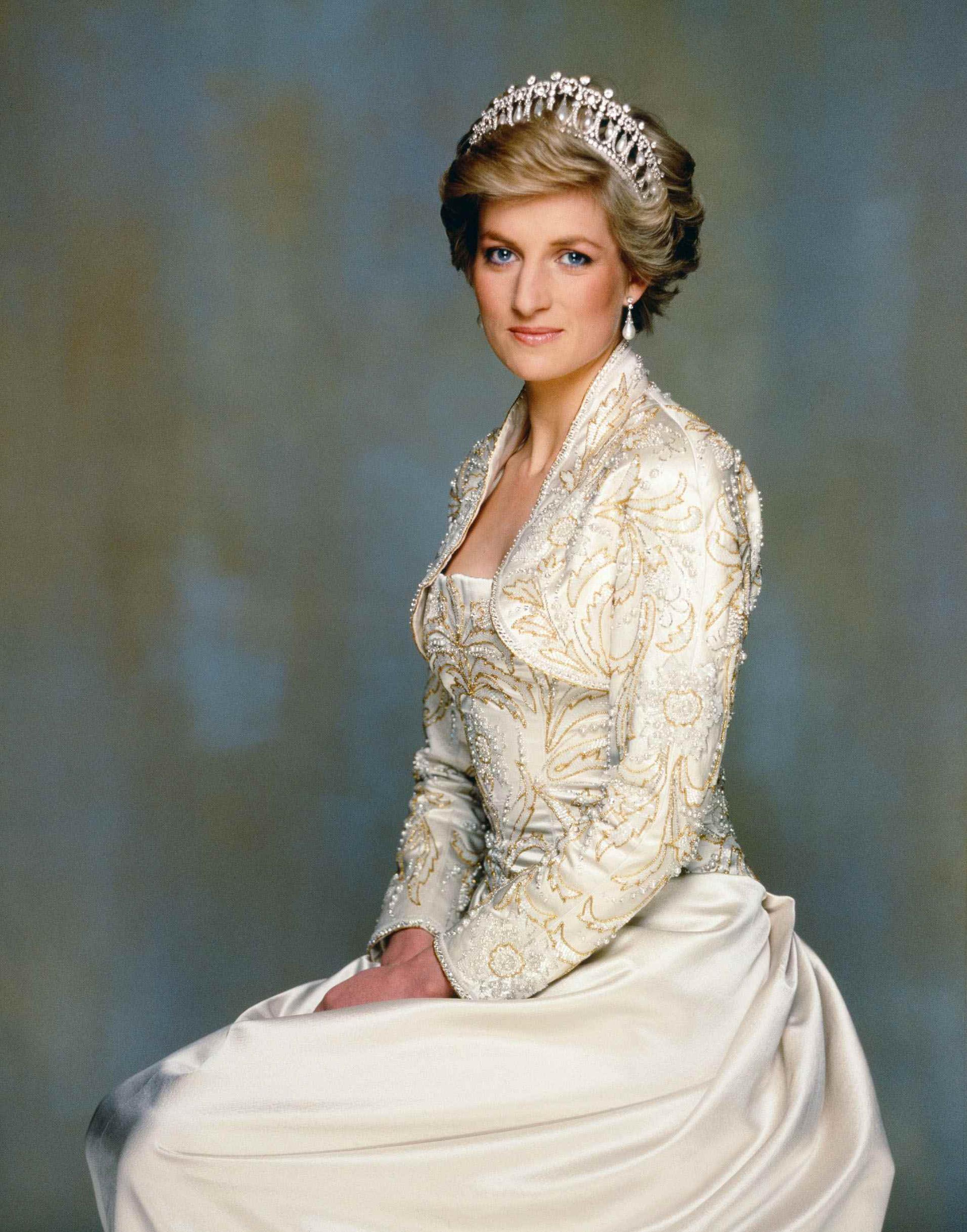 La princesa Diana de Gales con la tiara "Lover’s Knot". (Archivo)