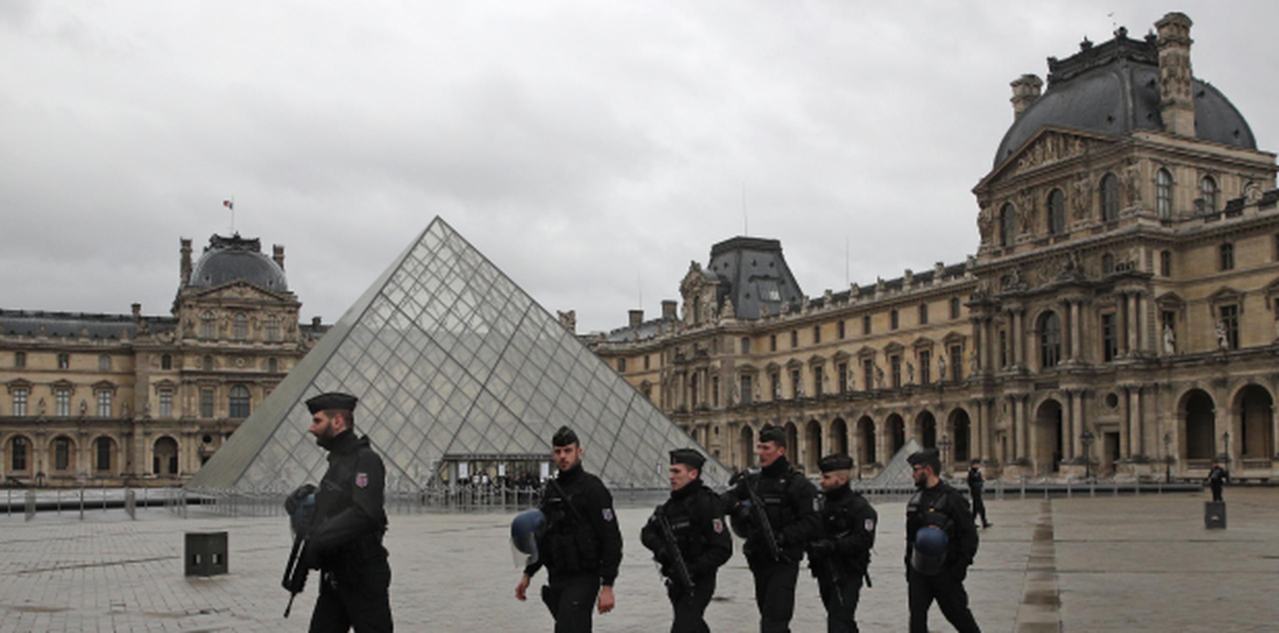 Policía armada patrulla la zona del Museo de Louvre. (Prensa Asociada)