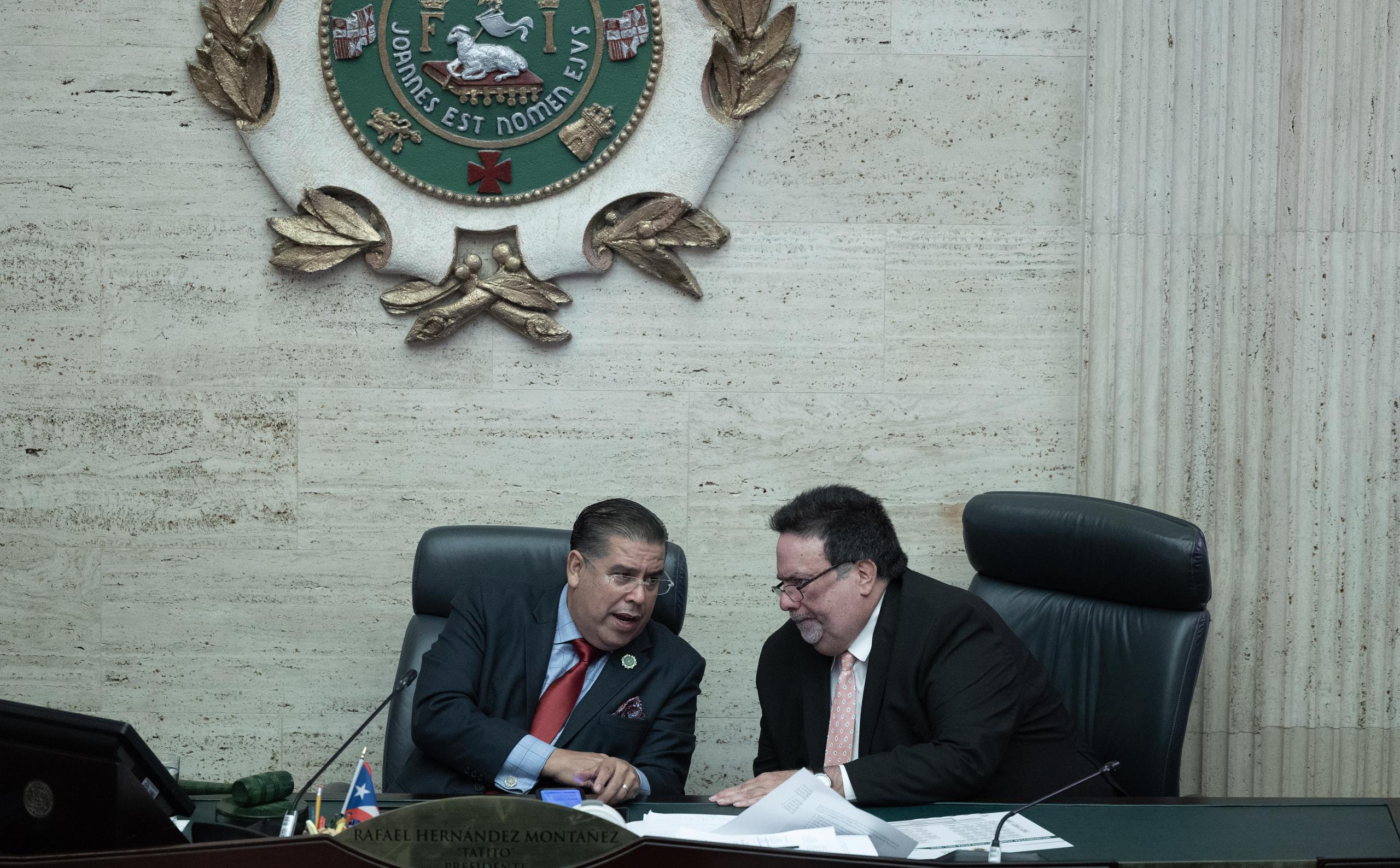 El representante Denis Márquez (a la derecha), aquí conversando con el presidente cameral, Rafael "Tatito" Hernández, catalogó de "innecesaria" la ley que dio paso a la creación de la Delegación Congresional.