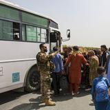 El Talibán le impide el acceso al aeropuerto de Kabul a la mayoría de afganos que buscan salir del país