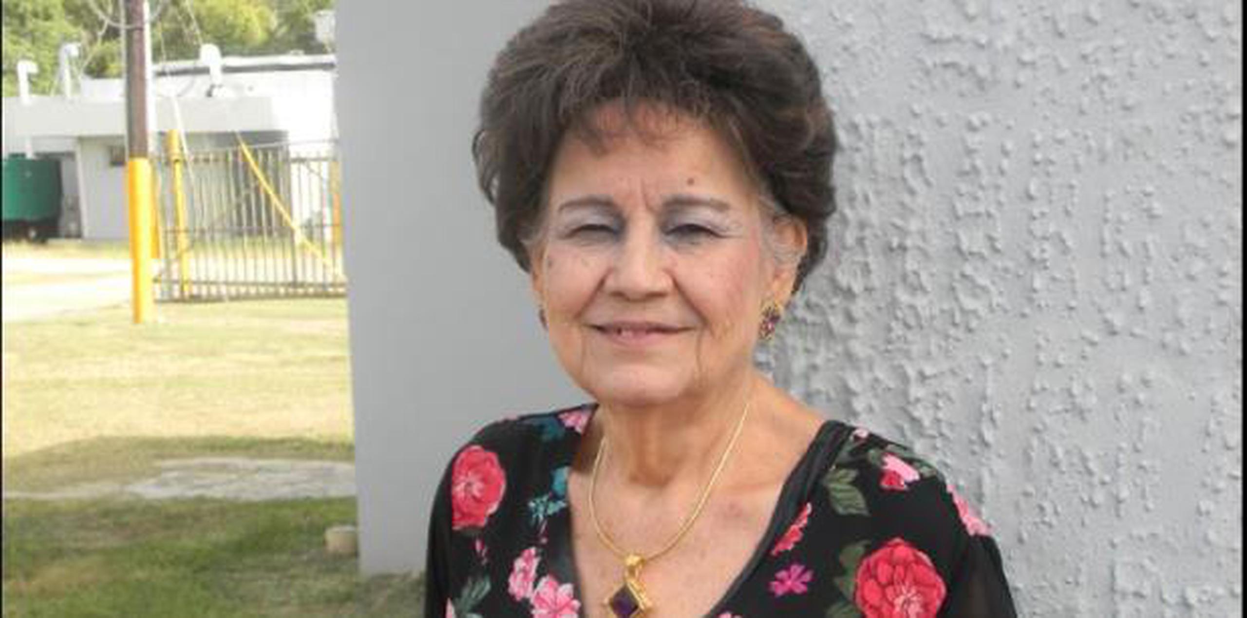 Rosa Angélica González publica su primer poemario titulado “Ánfora de huellas y sueños”.