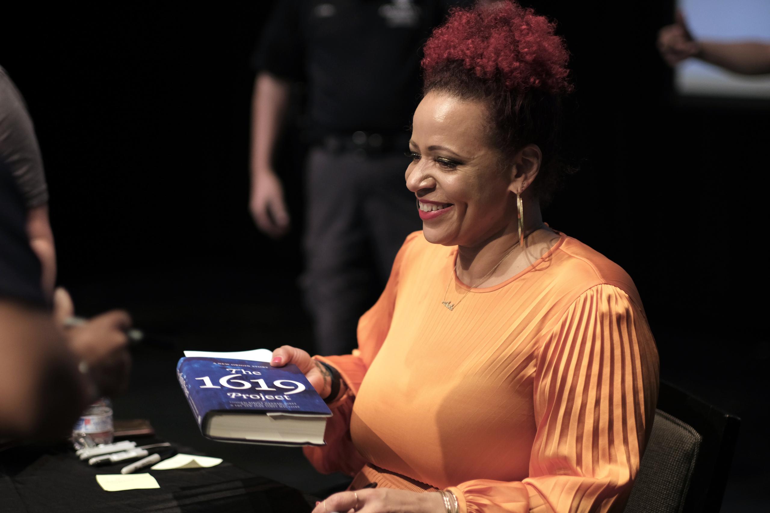 La periodista y escritora Nikole Hannah-Jones sostiene un ejemplar de su libro "The 1619 Project", el 20 de septiembre de 2022, durante la celebración de la Semana de los Libros Prohibidos en la sede de la Biblioteca Pública de Arlington (Estados Unidos). EFE/ Jorge Dastis
