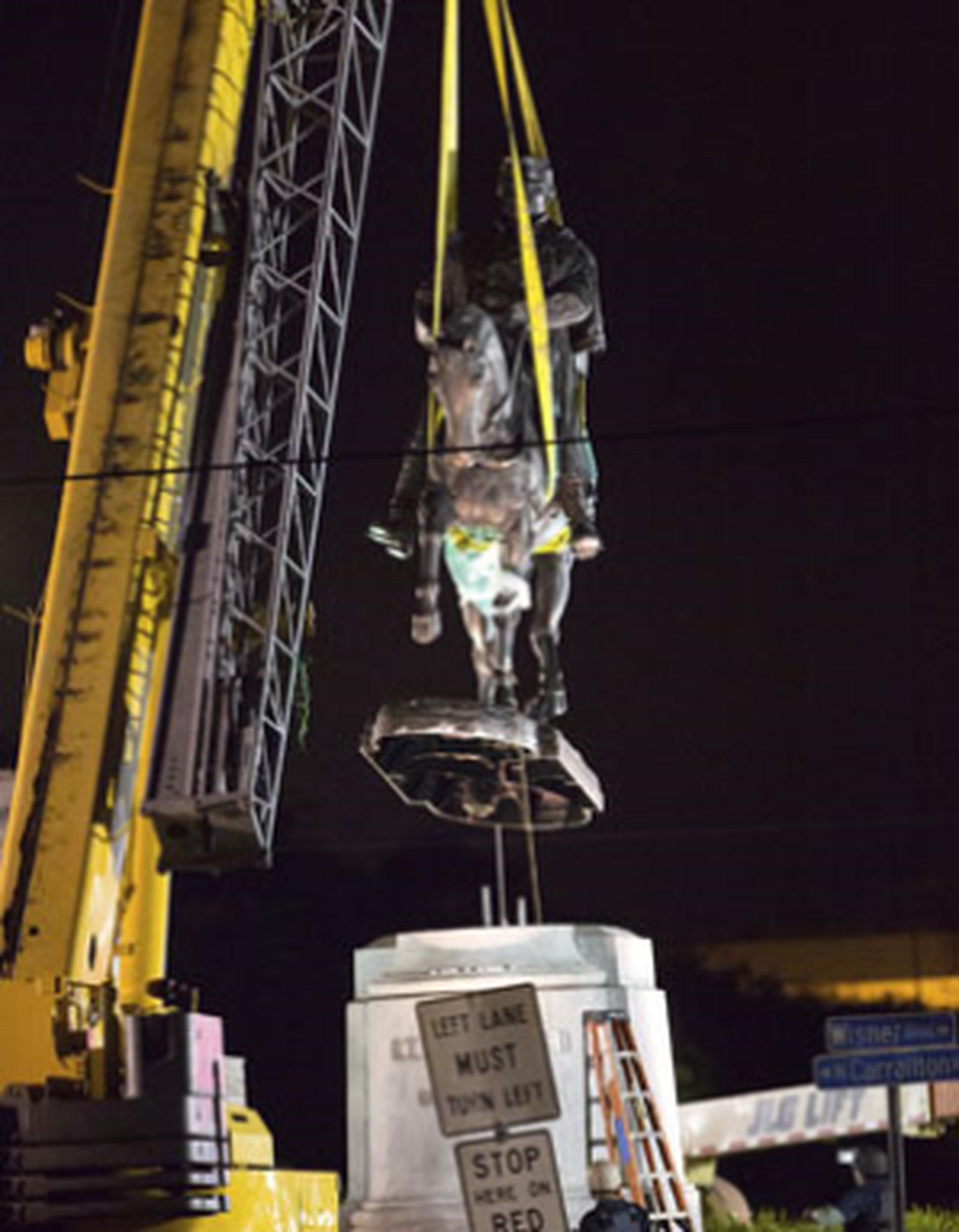 El alcalde de Nueva Orleans, Mitch Landrieu, propuso el retiro de las estatuas y el concejo municipal lo aprobó hace más de un año.  (AP)