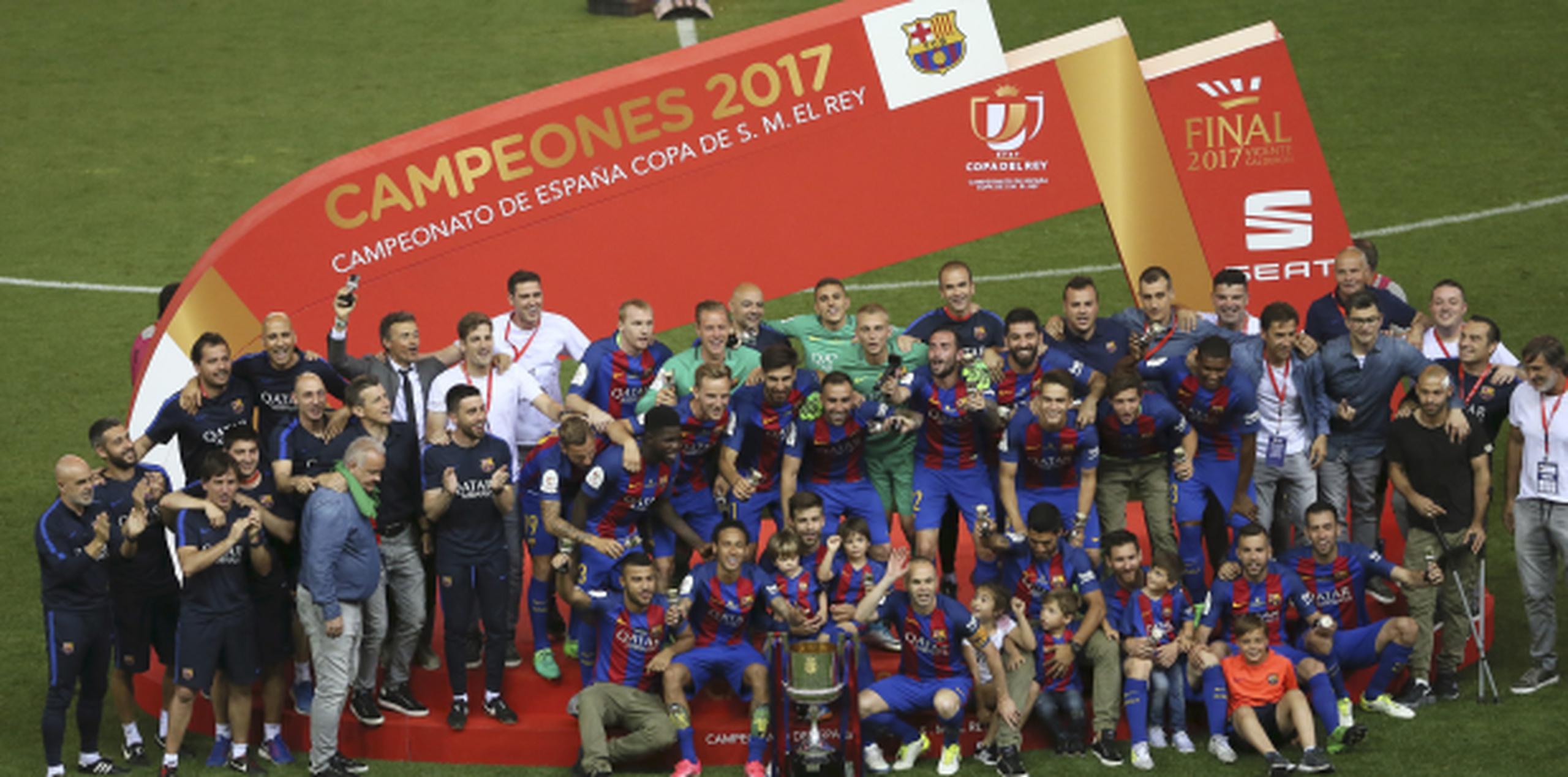 Miembros del FC Barcelona celebran su victoria en la final de la Copa del Rey. (EFE/Mariscal)
