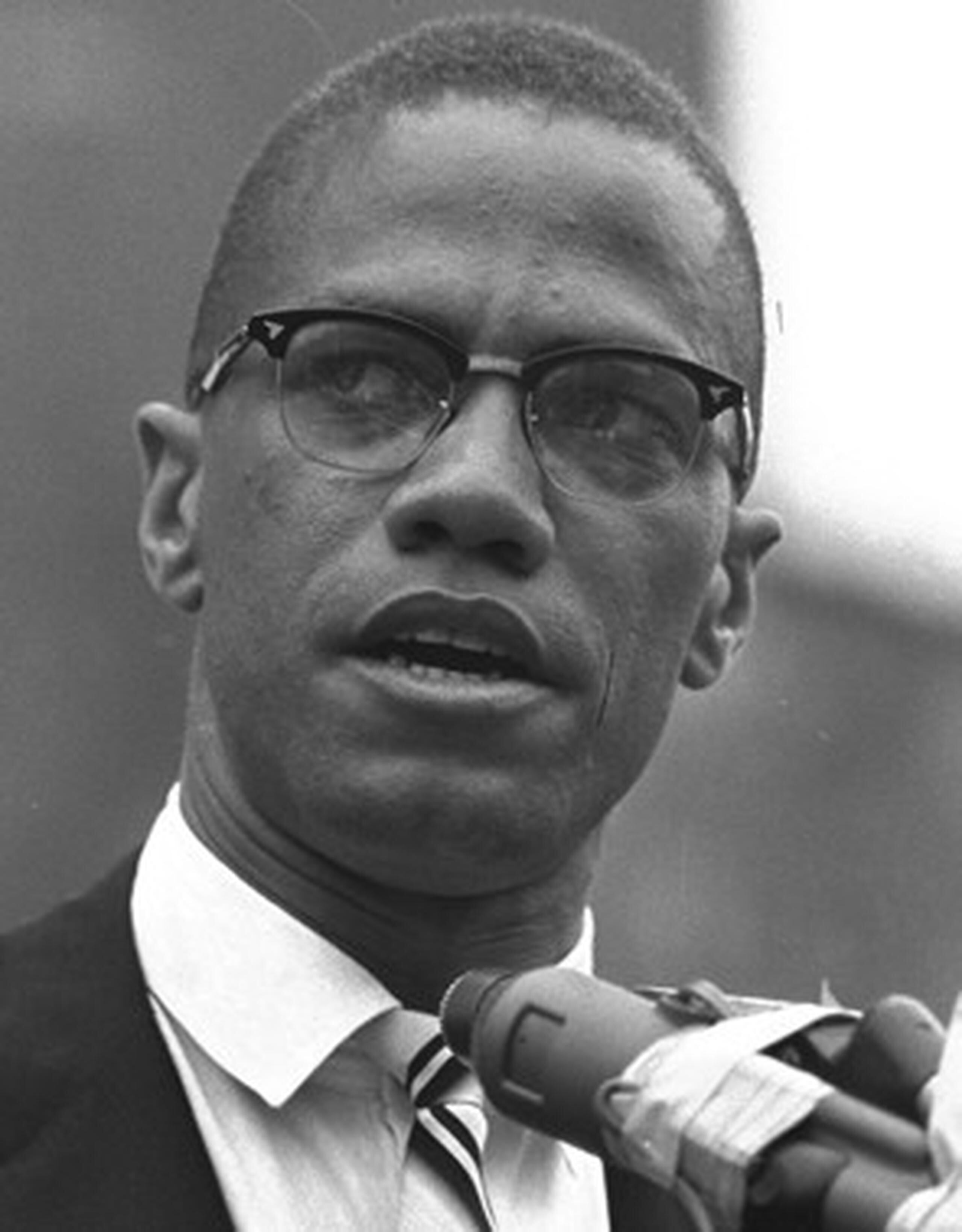 Malcolm X fue asesinado a tiros en el teatro el 21 de febrero de 1965 cuando se aprestaba a hablar ante centenares de sus partidarios. (Archivo)