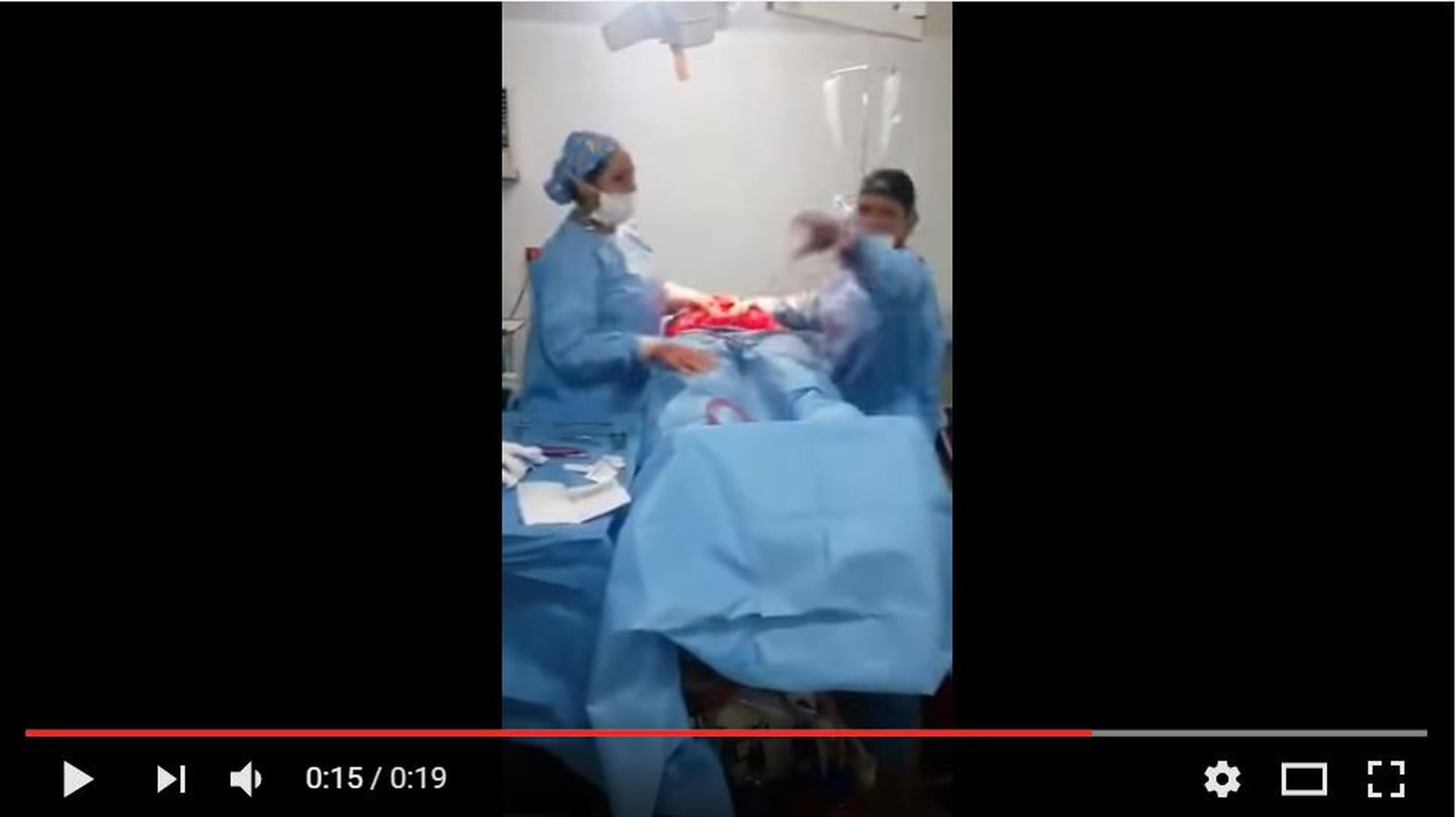 El vídeo, que fue grabado durante el procedimiento realizado el 2 de enero de 2014, cobró notoriedad durante la semana en curso. (Captura)