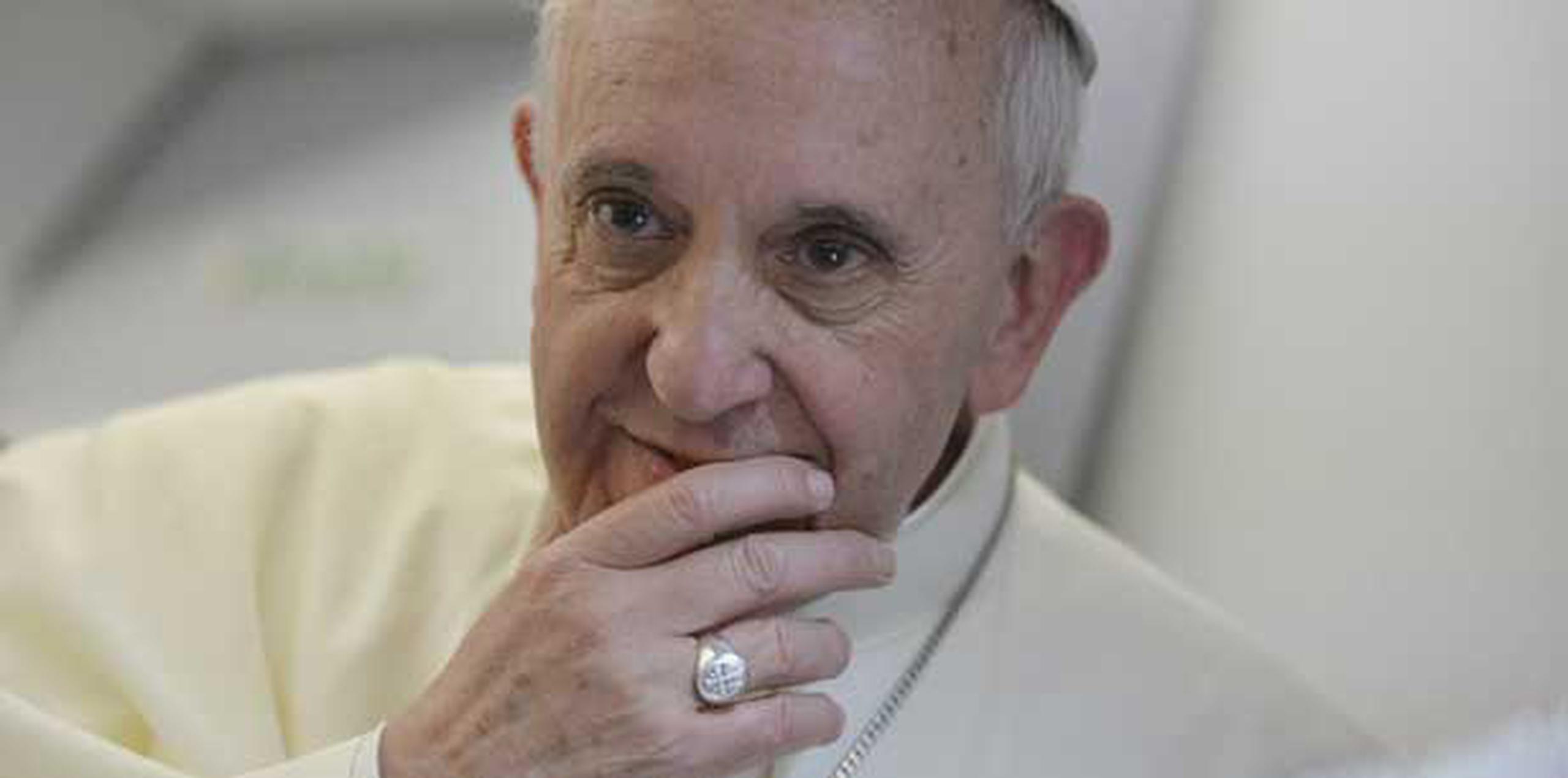 El papa Francisco se mostró jocoso y abierto en una conferencia de prensa que duró casi una hora y media.  (EFE/Luca Zennaro, pool)