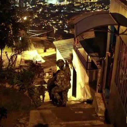 Militares vigilan barrio de Medellín por violencia de pandillas