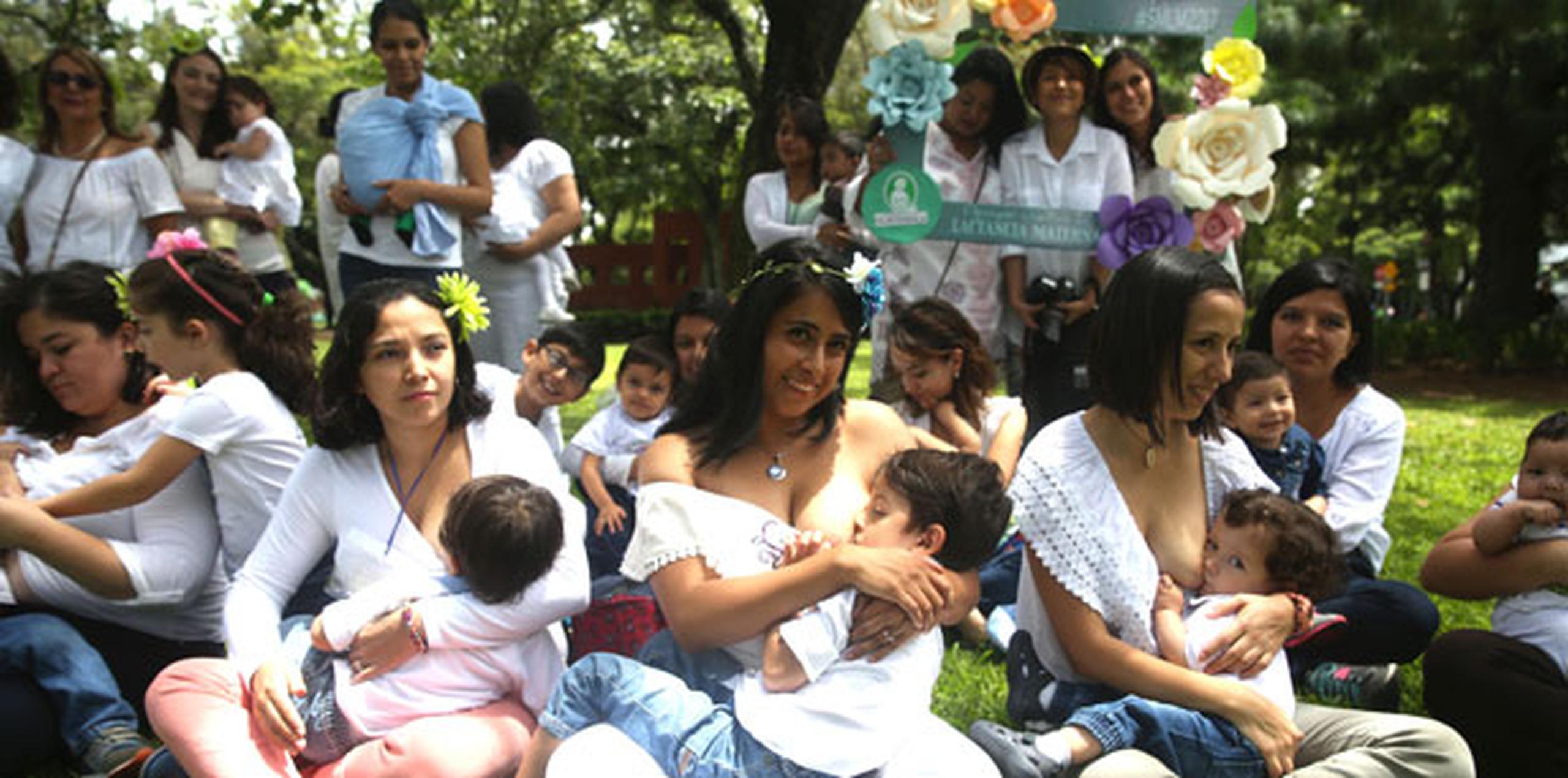 Con el objetivo de fomentar la tolerancia y respeto al derecho que tiene tanto la madre como el bebé de realizar este ejercicio sin ser sometidos al acoso social, Guatemala seguirá acogiendo "tetadas" masivas en años venideros. (EFE)
