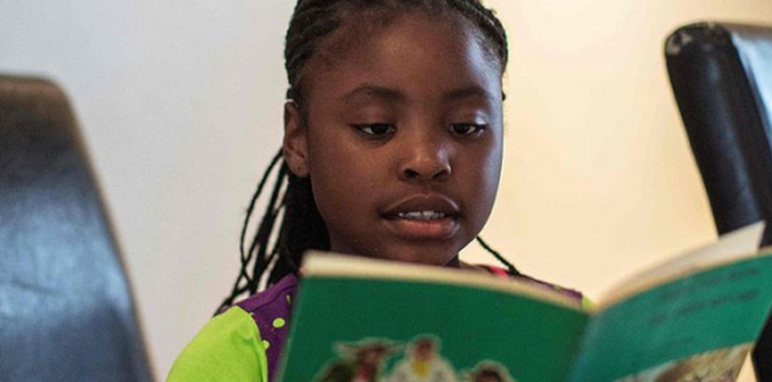 La niña escribió a escondidas, con bolígrafo verde y violeta, "Esperar las olas", en venta en la página web de la plataforma estadounidense por internet Amazon. (Emol)