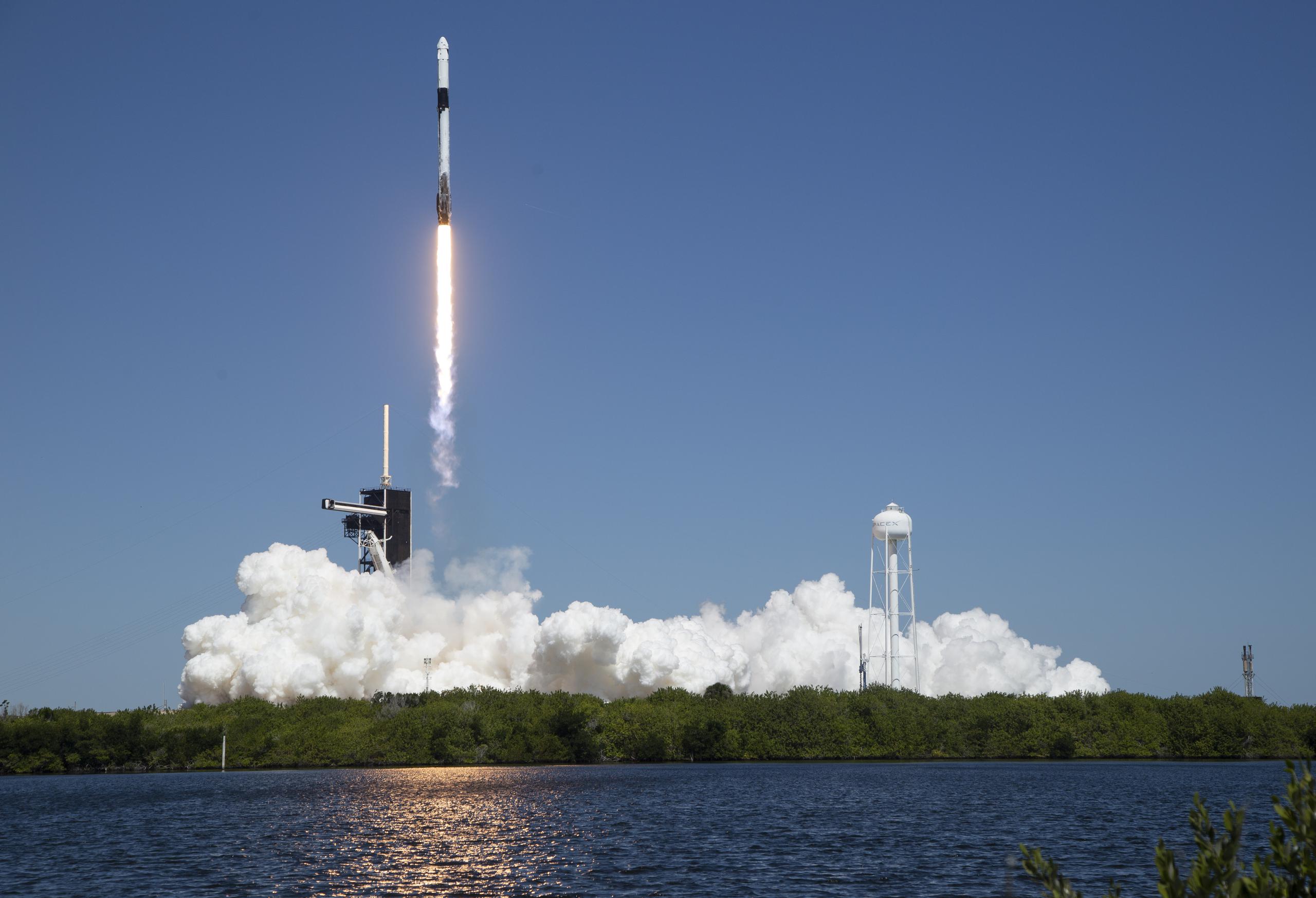 Es el primer vuelo chárter privado de SpaceX al laboratorio orbital después de dos años de llevar astronautas allí para la NASA.