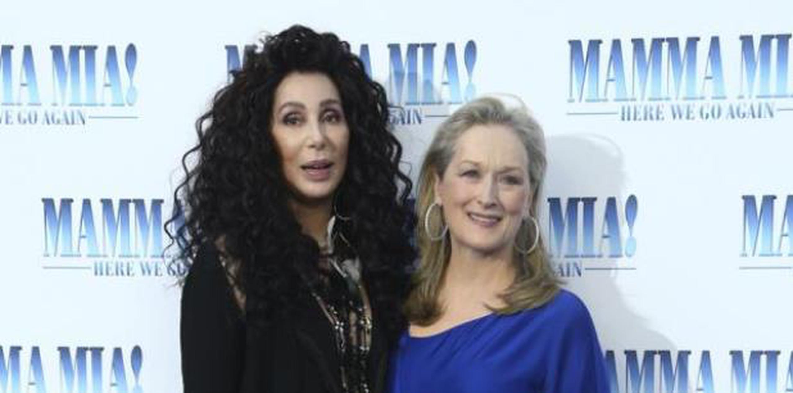 Las actrices Cher y Meryl Streep se besaron en la alfombra roja. (GDA)