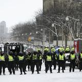 Policía retira a manifestantes frente a Parlamento en Canadá