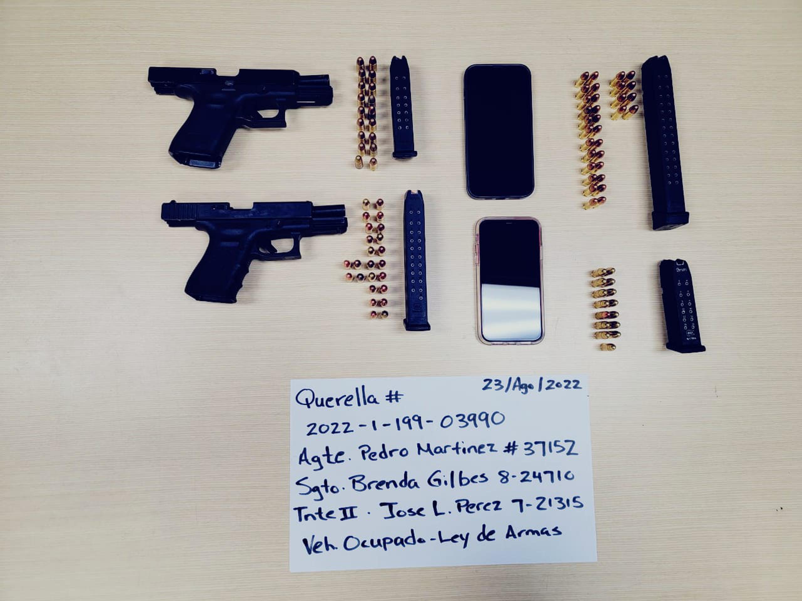 En el automóvil ocupado por la División de Patrullas de Carreteras de San Juan, se ocuparon dos pistolas Glock de calibre 9 milímetros, 89 municiones, 4 cargadores y dos teléfonos celulares.