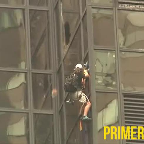 Hombre escala la torre de Trump en Nueva York