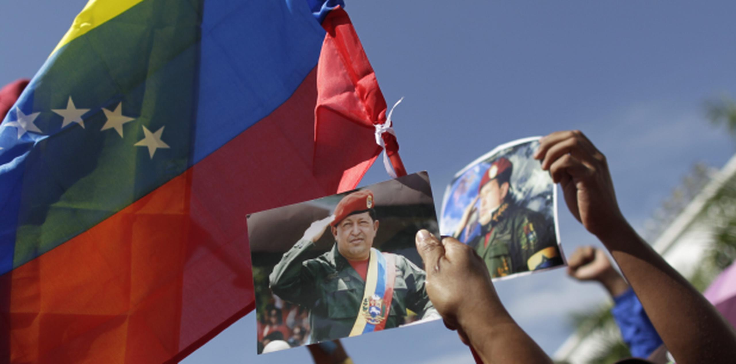 Calificaron de "duros" los momentos que viven los "militantes revolucionarios formados" por Chávez, al que califican como "Libertador del Siglo XXI". (EFE)