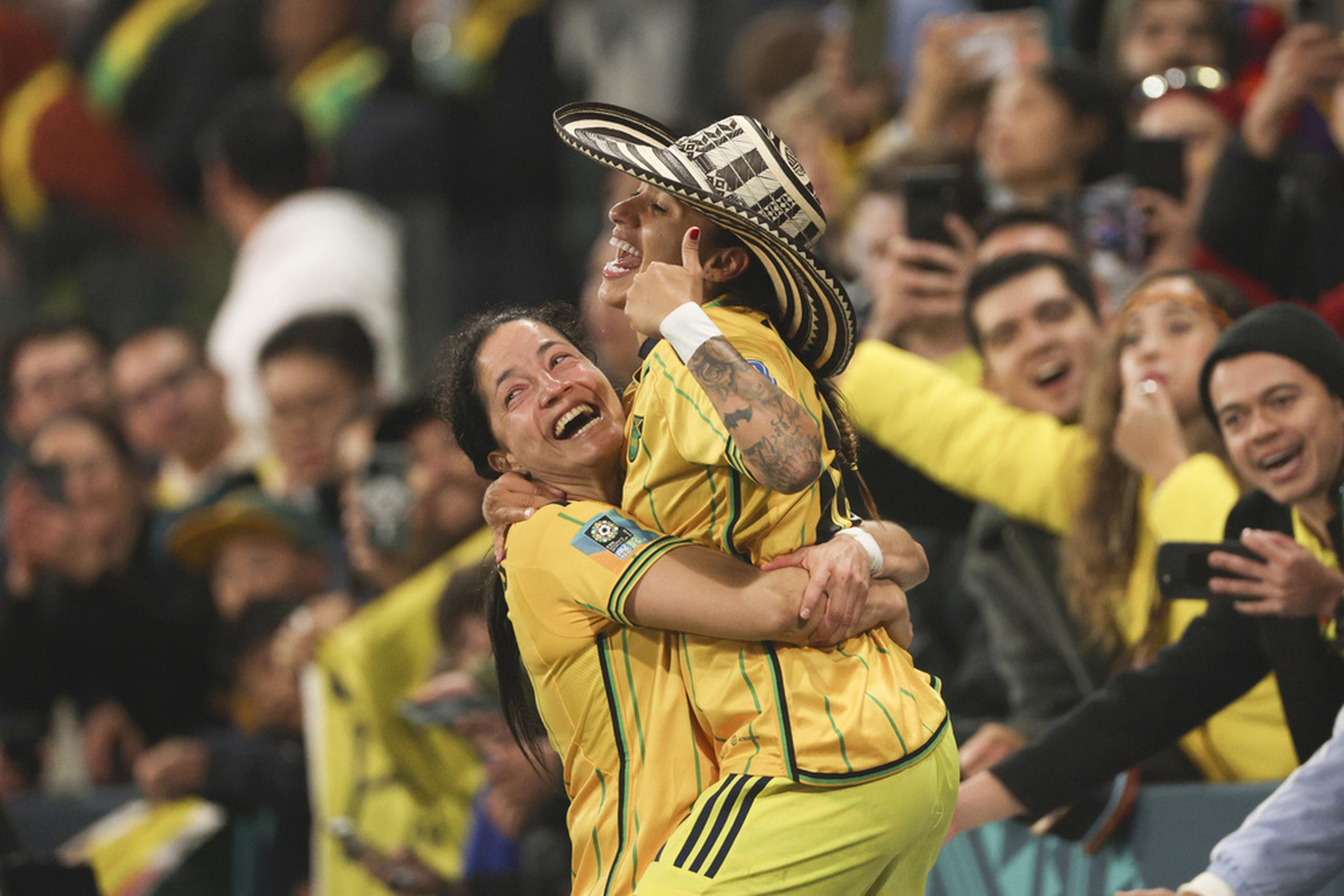 Las colombianas Diana Ospina (izquierda) y Carolina Arias celebran la victoria 1-0 ante Jamaica para avanzar 
a los cuartos de final del Mundial femenino.