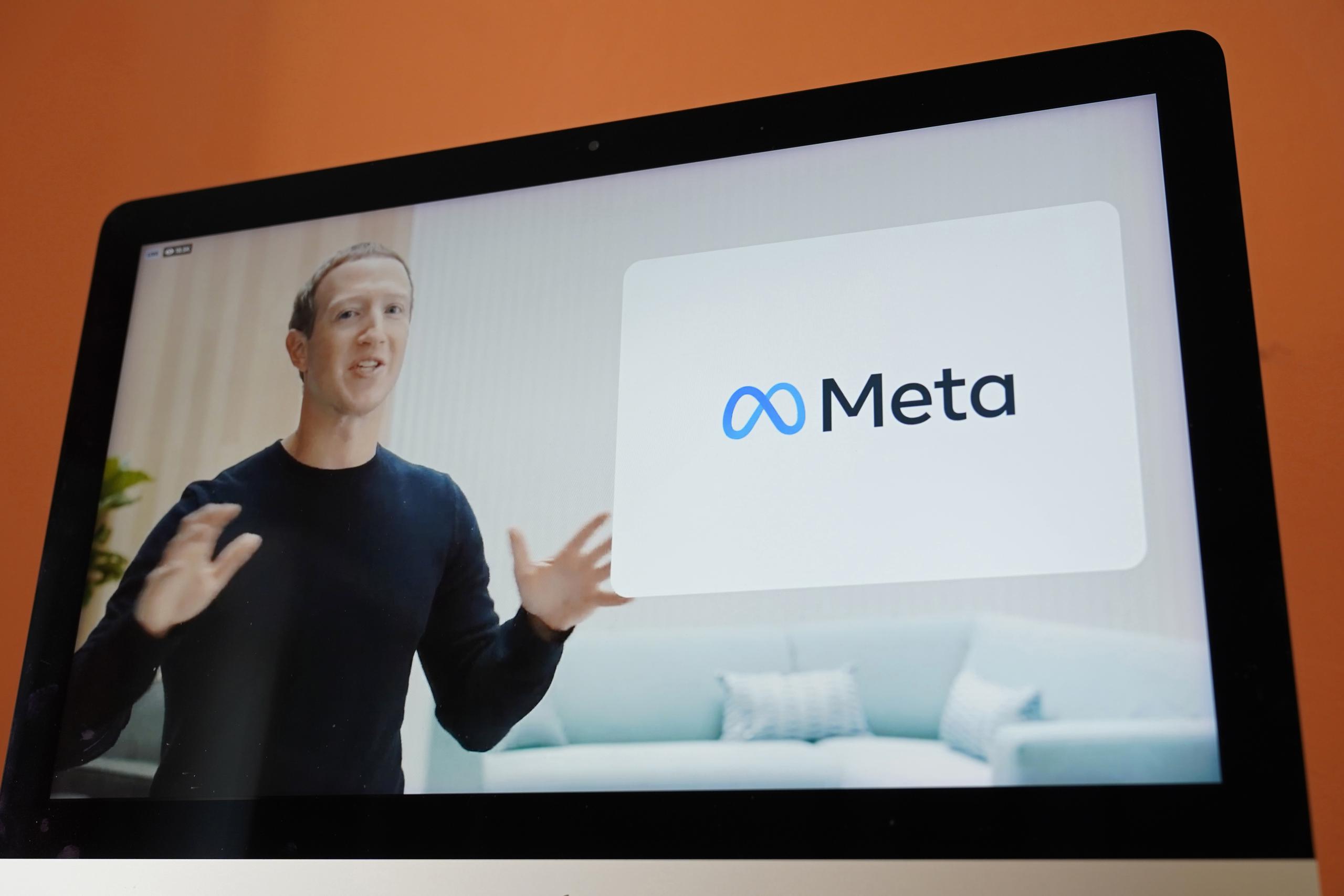 Visto en la pantalla de un dispositivo en Sausalito, California, el CEO de Facebook, Mark Zuckerberg, anuncia el nuevo nombre de la compañía, Meta, durante un evento virtual el jueves 28 de octubre de 2021. (Foto AP/Eric Risberg, Archivo)