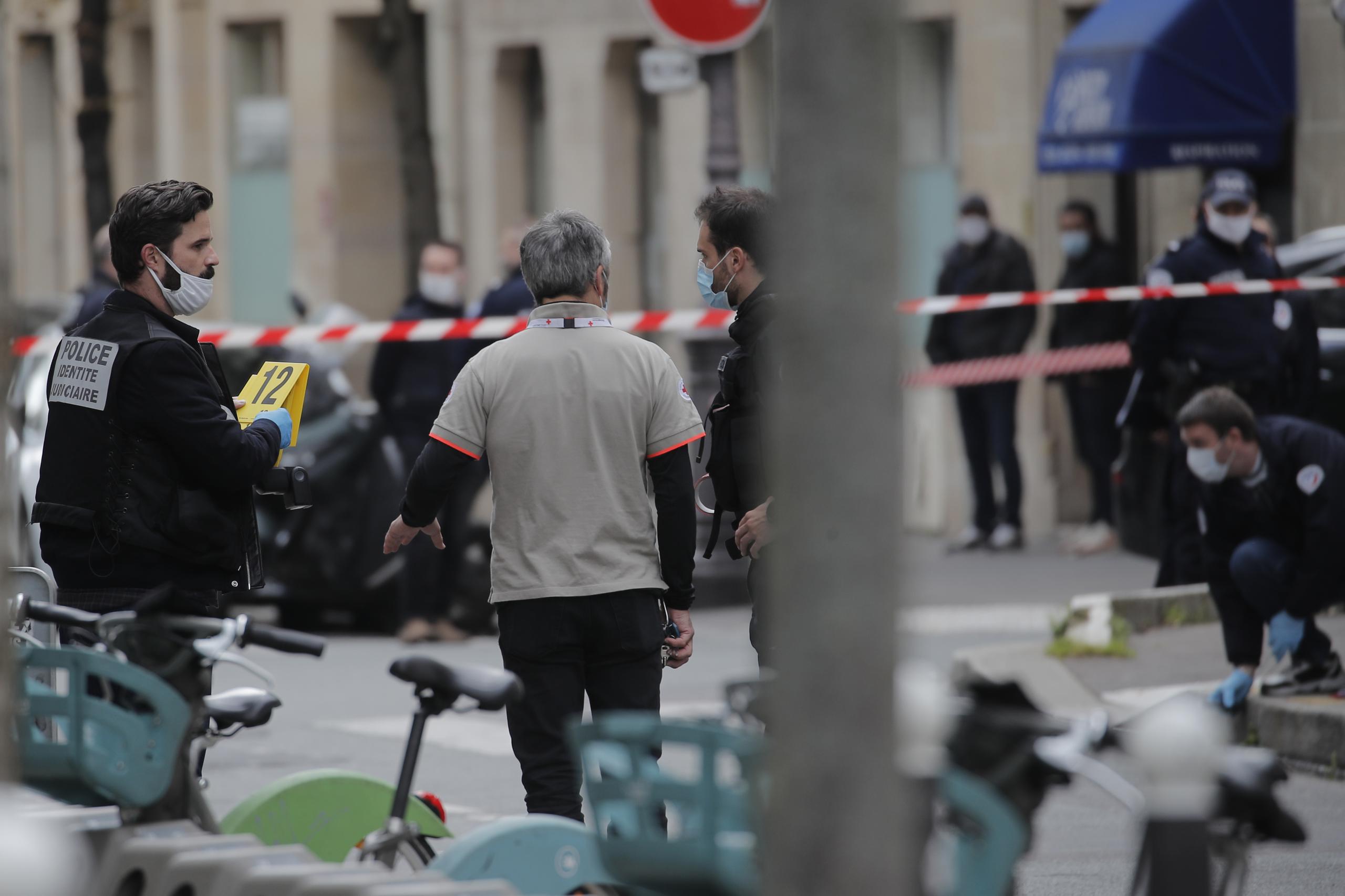 La policía de París dijo que el atacante realizó varios disparos antes de huir.