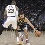 LeBron James supera duelo con Stephen Curry y da a los Lakers una victoria luego de dos prórrogas
