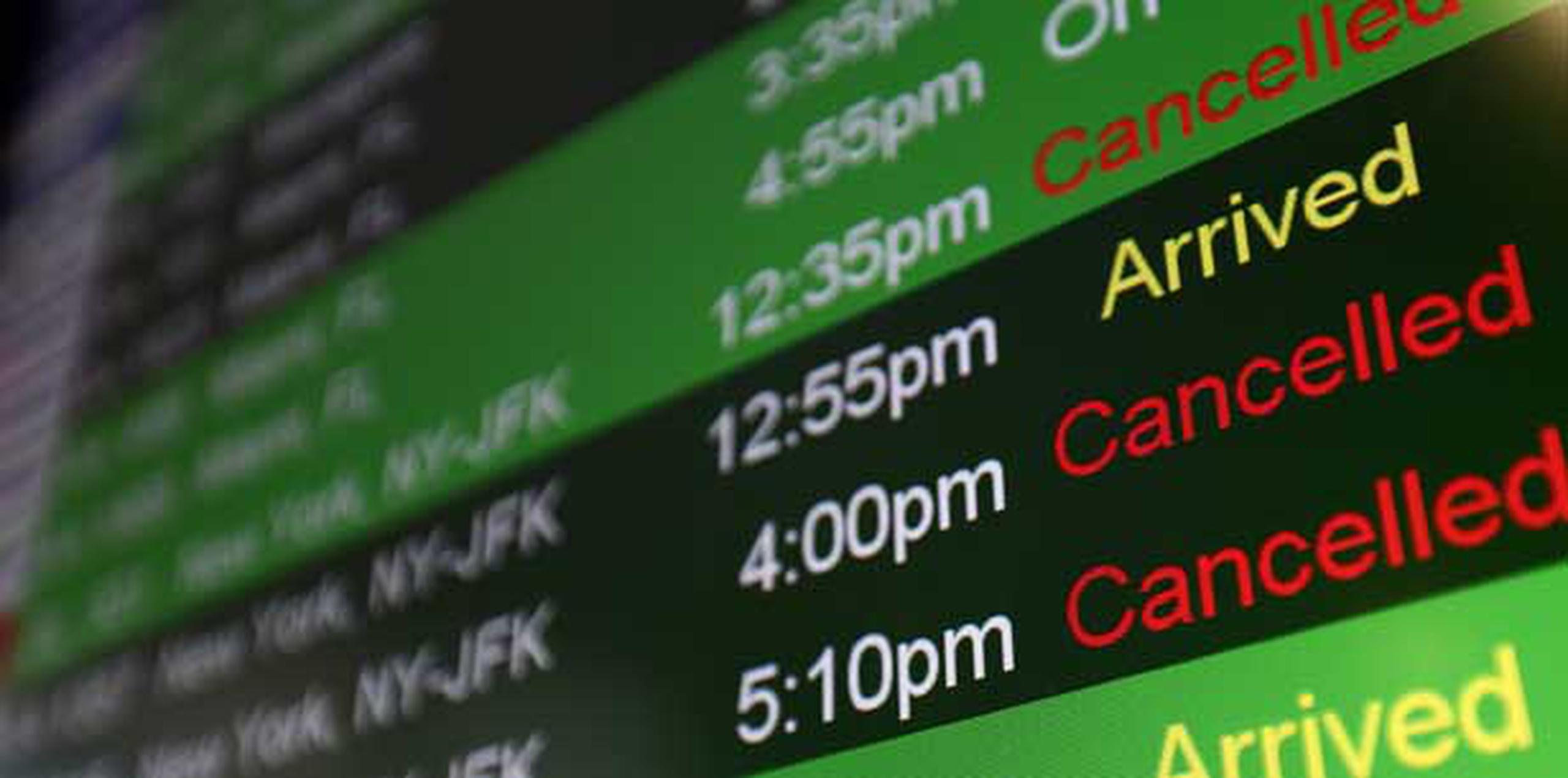 Unos 35 vuelos entre los aeropuertos borincanos y la costa este de Estados Unidos fueron cancelados. (Archivo)