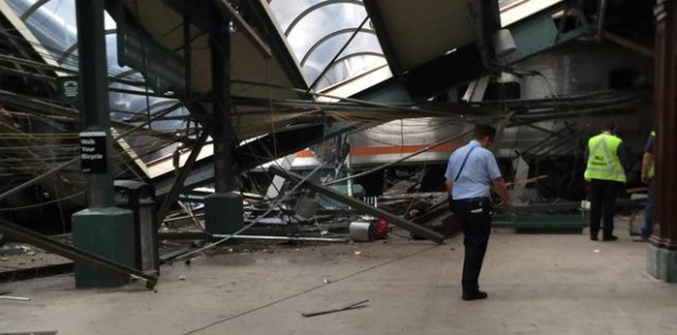 Hay extensos daños en la estación de Hoboken, Nueva Jersey, donde ocurrió el accidente de tren esta mañana. (AP)