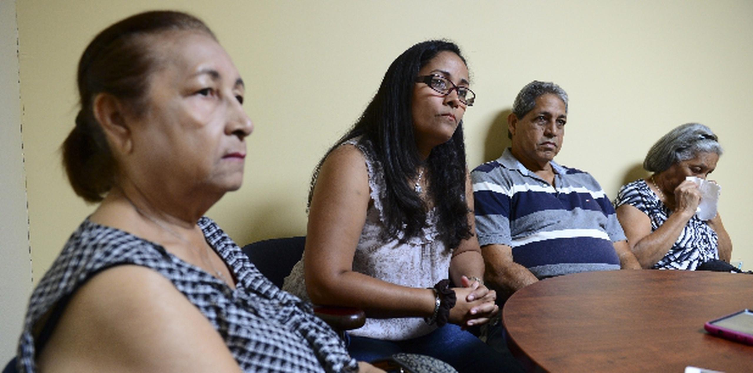 Sandra Meléndez Vázquez (segunda desde la izquierda) recordó que su familia vivió momentos de angustia al no saber el paradero de su tío, quien se suponía llegara a cuidar a su madre de 91 años. (tony.zayas@gfrmedia.com )