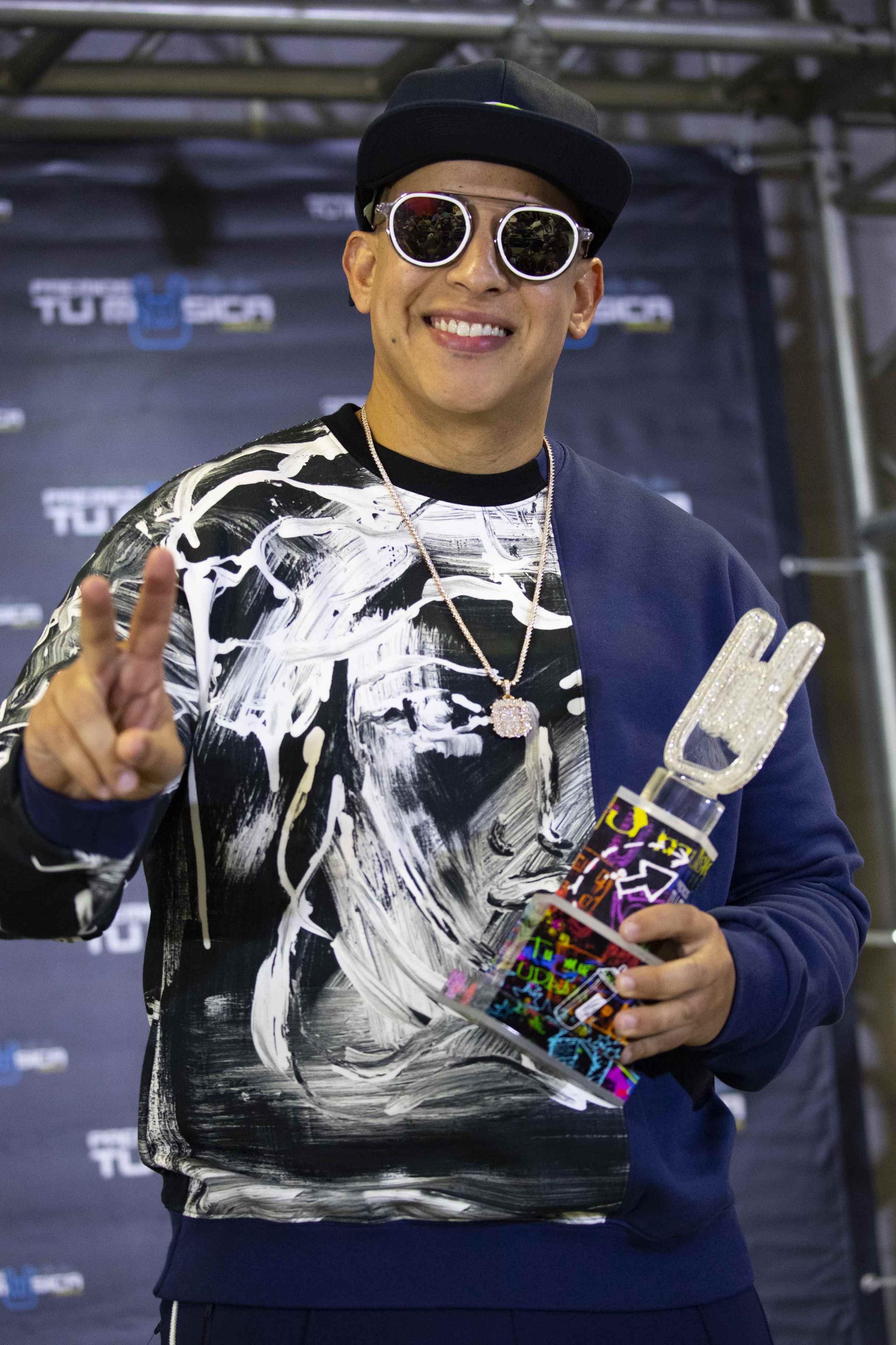 Daddy Yankee con su premio Dedicatoria (tonito.zayas@gfrmedia.com Ramon " Tonito " Zayas / GFR Media)