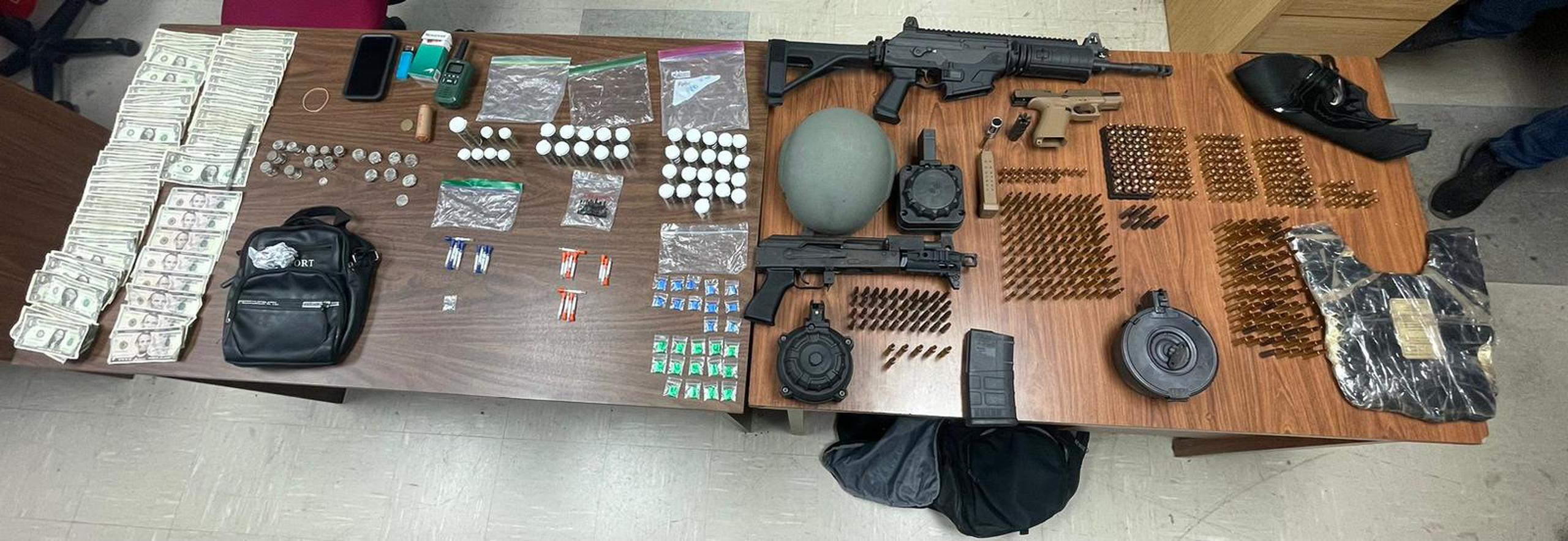 Armas ilegales y drogas ocupados por agentes de las Divisiones de Inteligencia y Arrestos de Bayamón y San Juan, en el residencial Los Lirios, en Cupey.