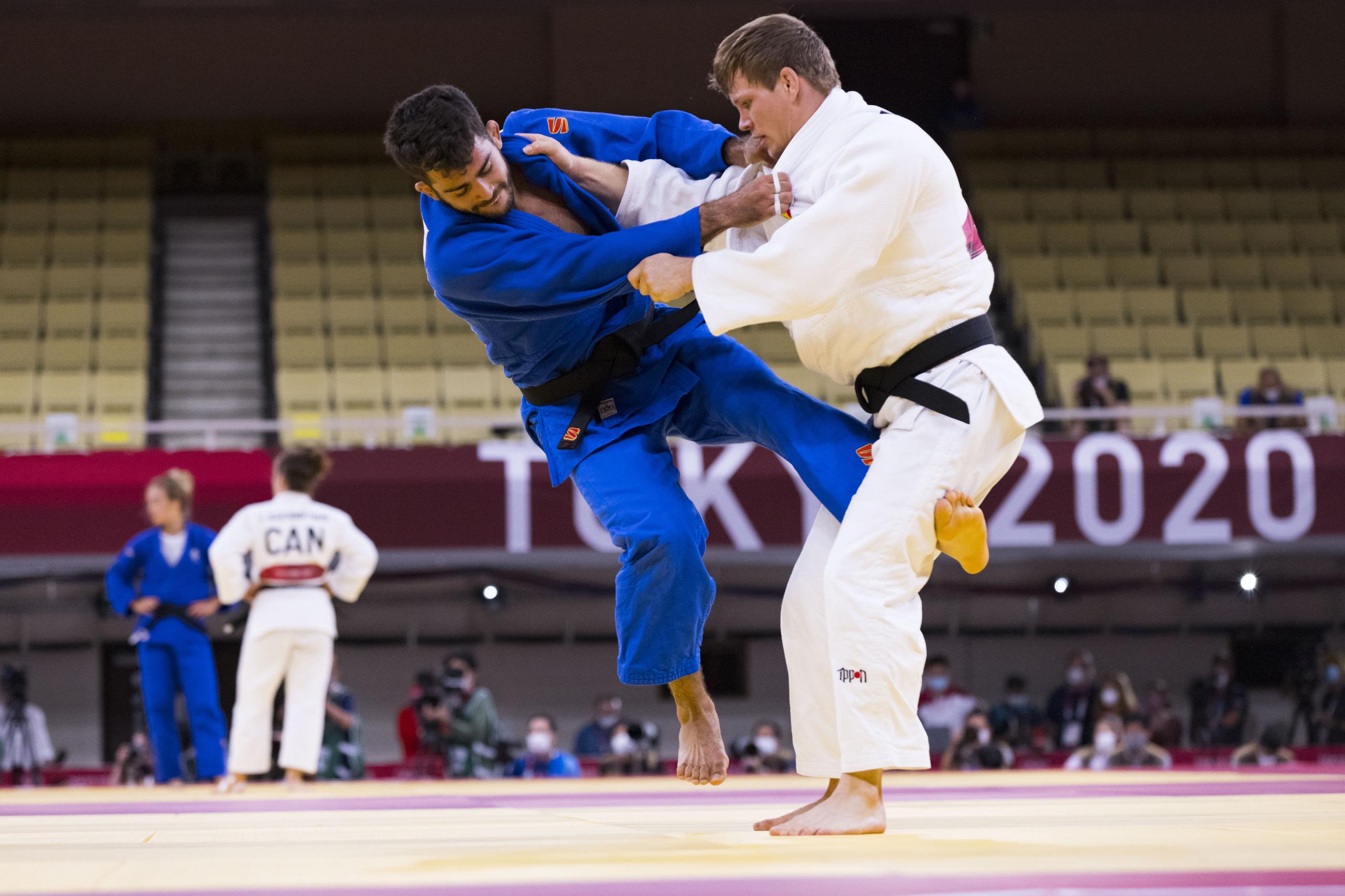 El judoca boricua Adrián Gandía, en azul, batalla por un mejor agarre contra el belga Matthias Casse, quien al final se impuso con un Ippon en Golden Time en el judo de los Juegos Olímpicos.