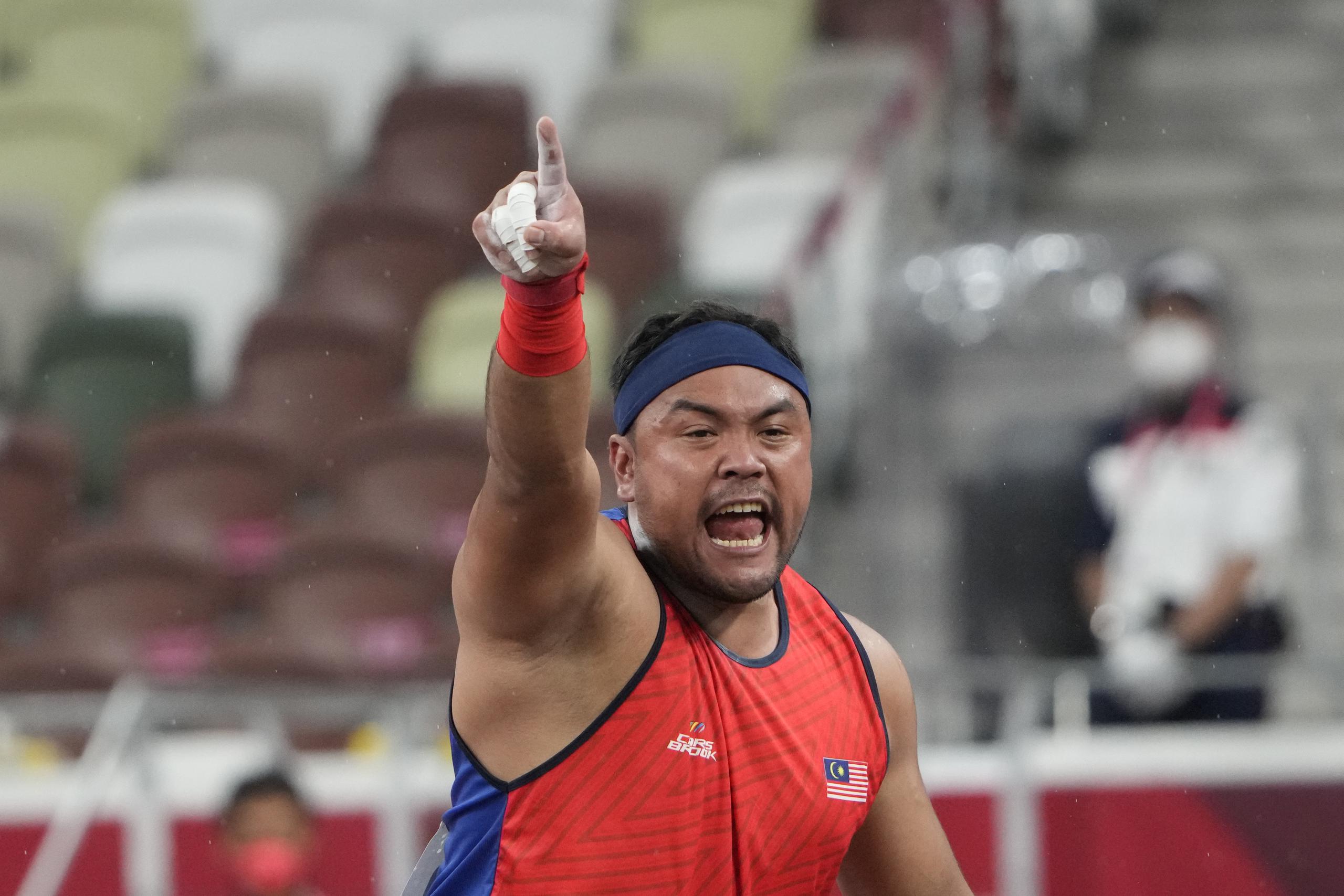 En esta imagen de archivo, tomada el 31 de agosto de 2021, el lanzador de bala malasio Muhammad Ziyad Zolkefli reacciona tras competir en la final de la disciplina F20 en los Juegos Paralímpicos de Tokyo 2020, en el Estadio Nacional, en Tokio. (AP Foto/Eugene Hoshiko, archivo)