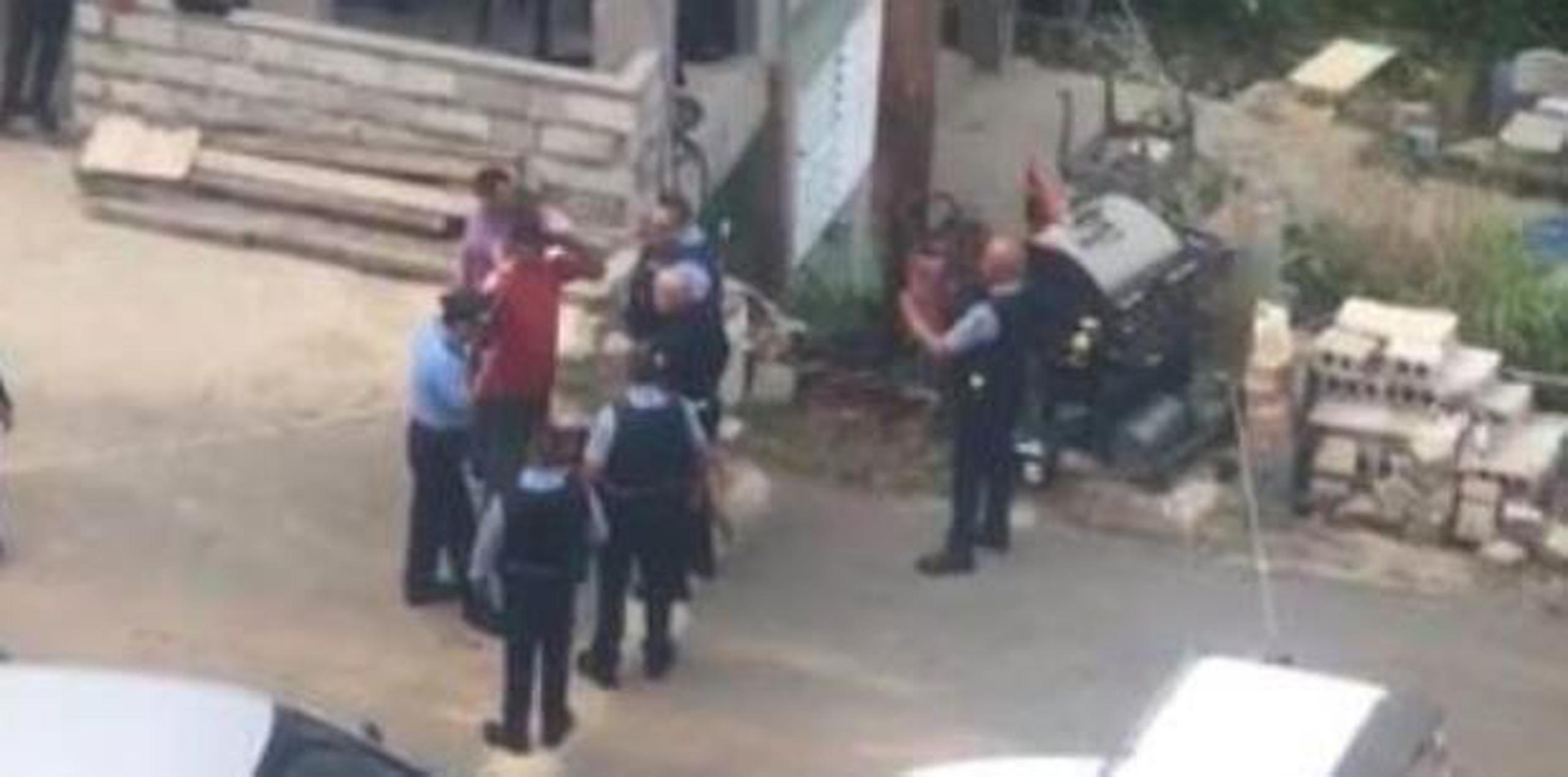 Tras los disparos, varios de los heridos fueron transportados por los mismos vecinos al hospital y Ortega se entregó a la Policía sin poner resistencia. (Captura de vídeo)